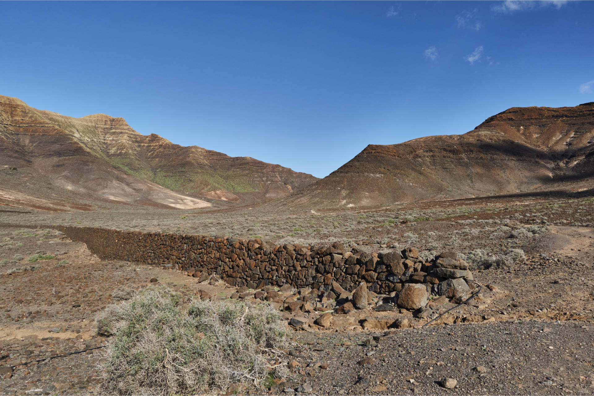 Wanderung Gran Valle - Cofete: Blick Richtung Degollada de Cofete (345 m), links der Fraile (688 m), rechts das Cuchillo del Ciervo (464 m).