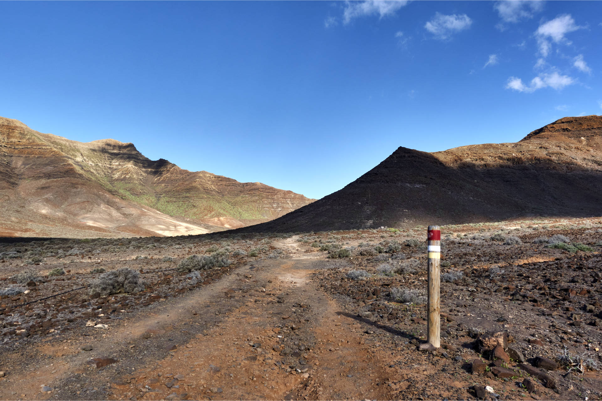 Wanderung Gran Valle - Cofete: Blick Richtung Degollada de Cofete (345 m), links der Fraile (688 m), rechts das Cuchillo del Ciervo (464 m).