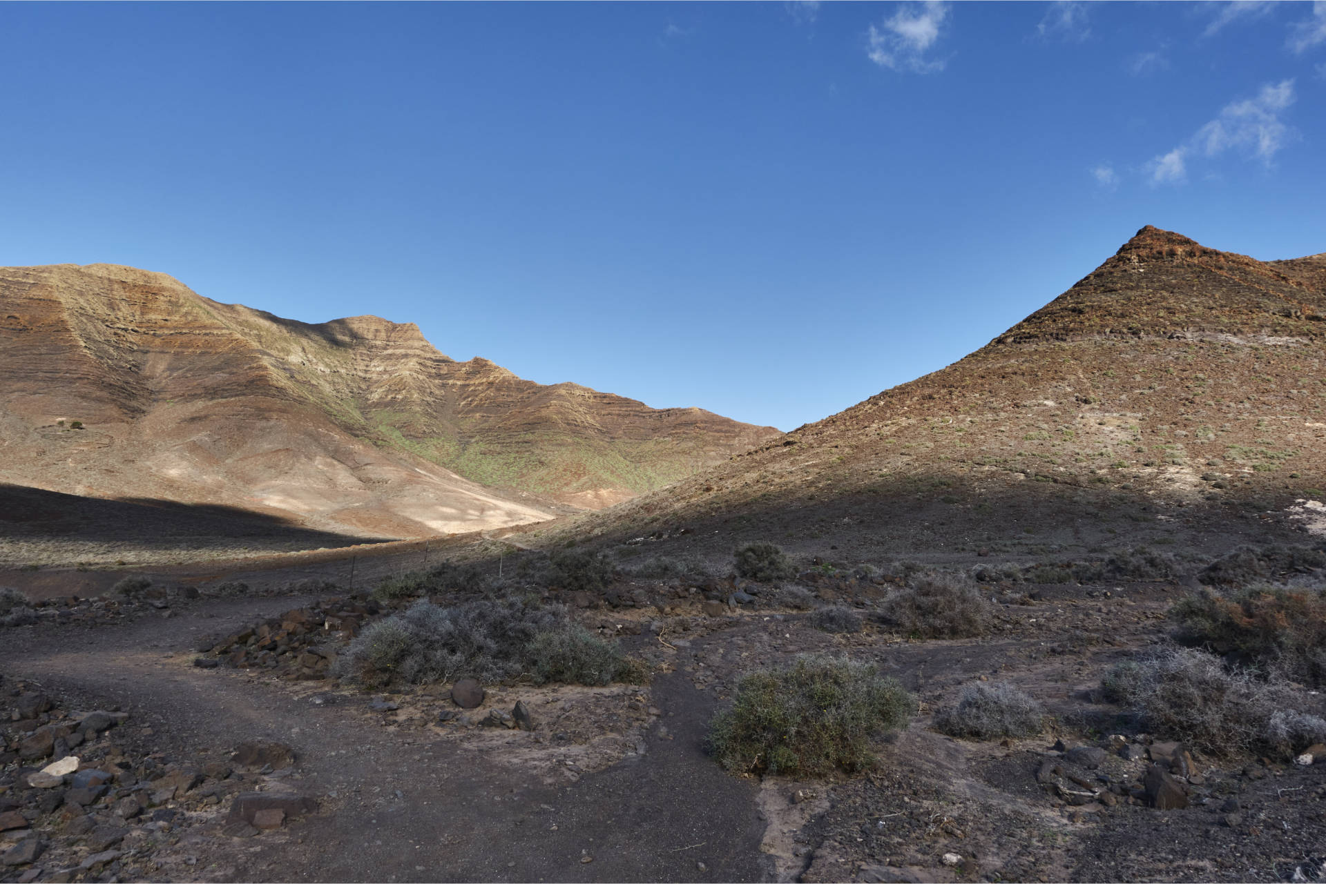 Wanderung Gran Valle - Cofete: Blick Richtung Degollada de Cofet, links der Fraile (688 m), rechts das Cuchillo del Ciervo (464 m).