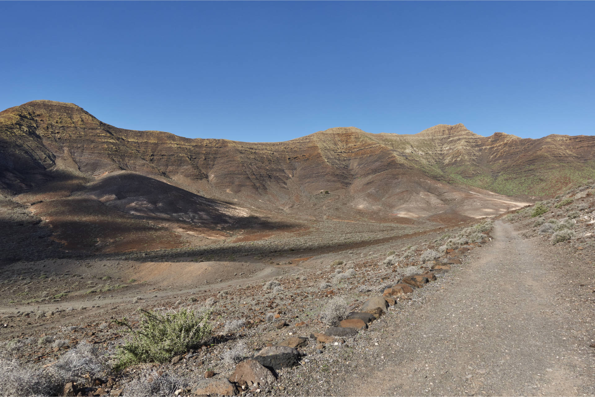 Wanderung Gran Valle - Cofete: Blick Richtung Degollada de Cofete (345 m) – Morro Munguía (302 m), Degollada Munguía (264 m), Fraile (688 m) (l.n.r.).