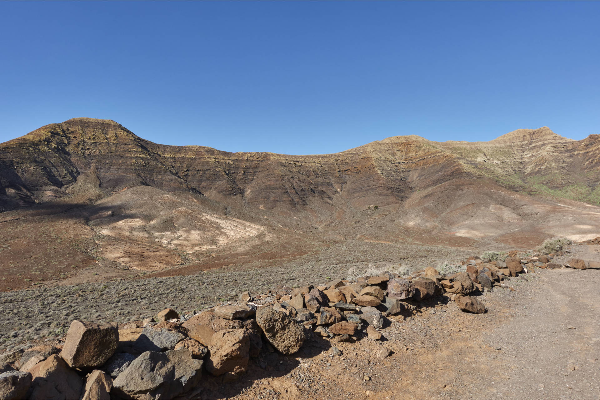 Wanderung Gran Valle - Cofete: Blick Richtung Degollada de Cofete (345 m) – Morro Munguía (302 m), Degollada Munguía (264 m), Fraile (688 m) (l.n.r.).