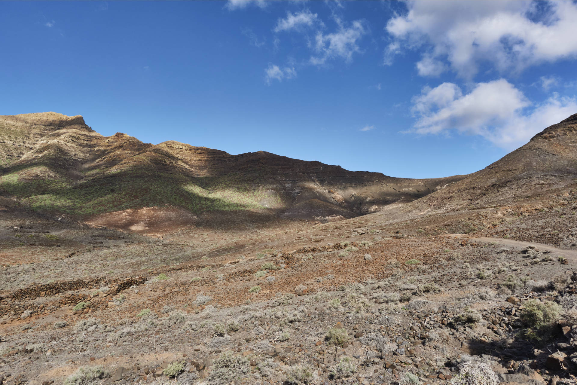 Wanderung Gran Valle - Cofete: Kurz vor dem Anstieg zum Degollada de Cofete (345 m), links der Fraile (688 m).