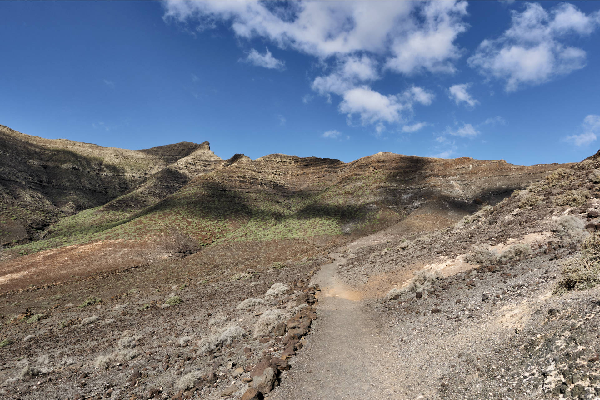 Wanderung Gran Valle - Cofete: Anstieg zum Degollada de Cofete (, links sticht der imposante Fraile (688 m) heraus.