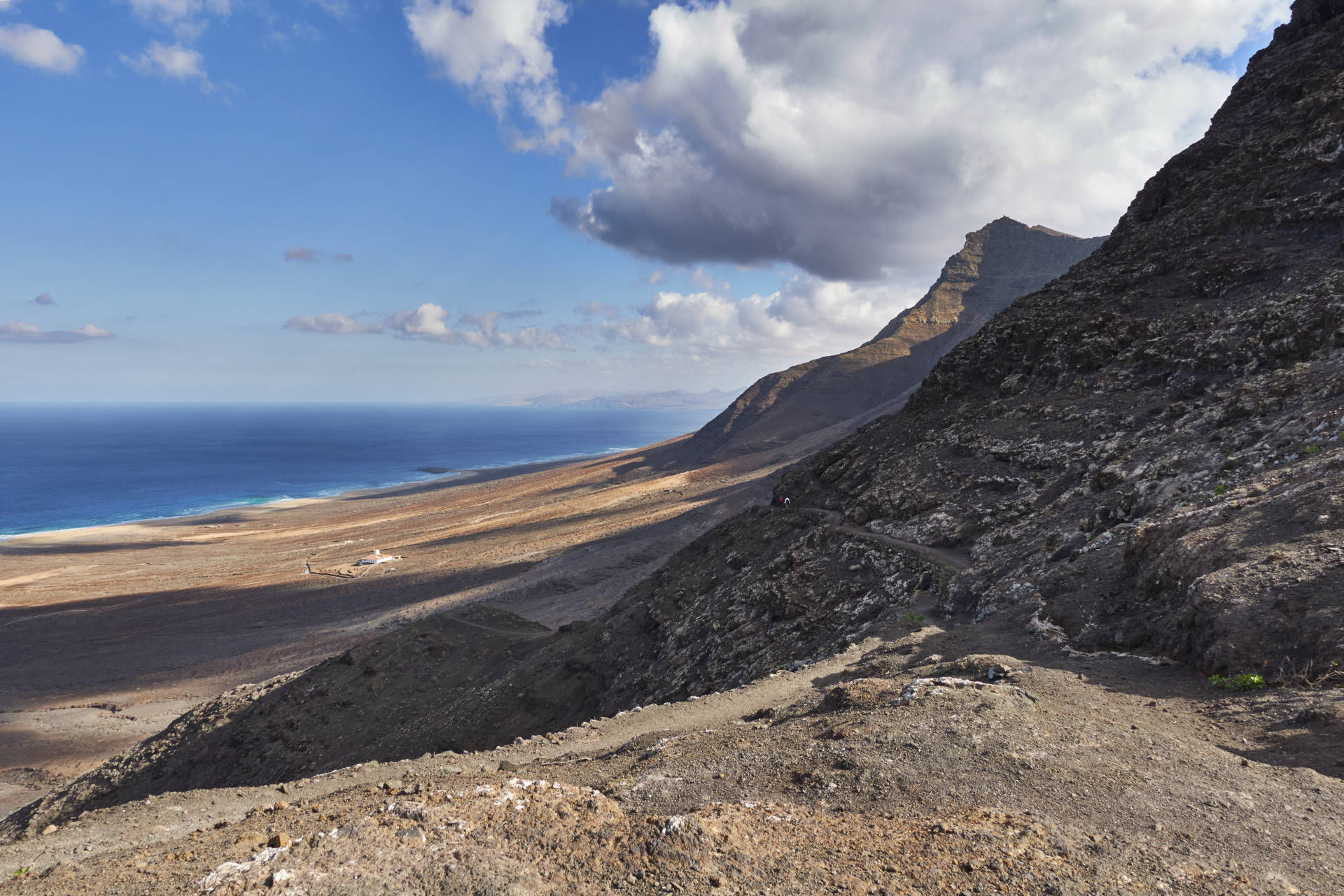 Wanderung Gran Valle - Cofete: Blick vom Degollada de Cofete (345 m) auf den Playa de Barlovento, die Villa Winter und den Pico de la Zarza (814 m).