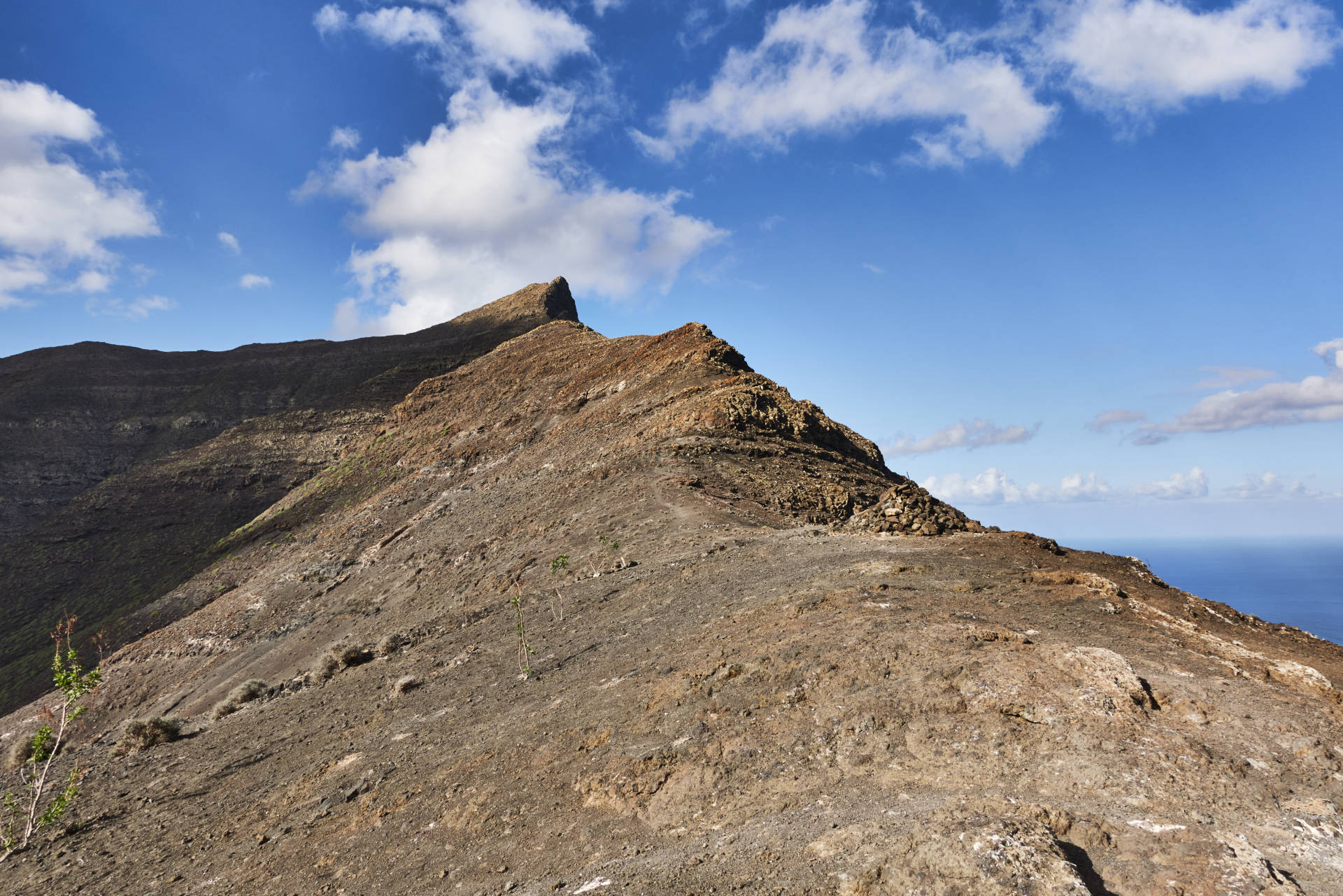 Wanderung Gran Valle - Cofete: Blick vom Degollada de Cofete (345 m) nach Westen zum Fraile (688 m).