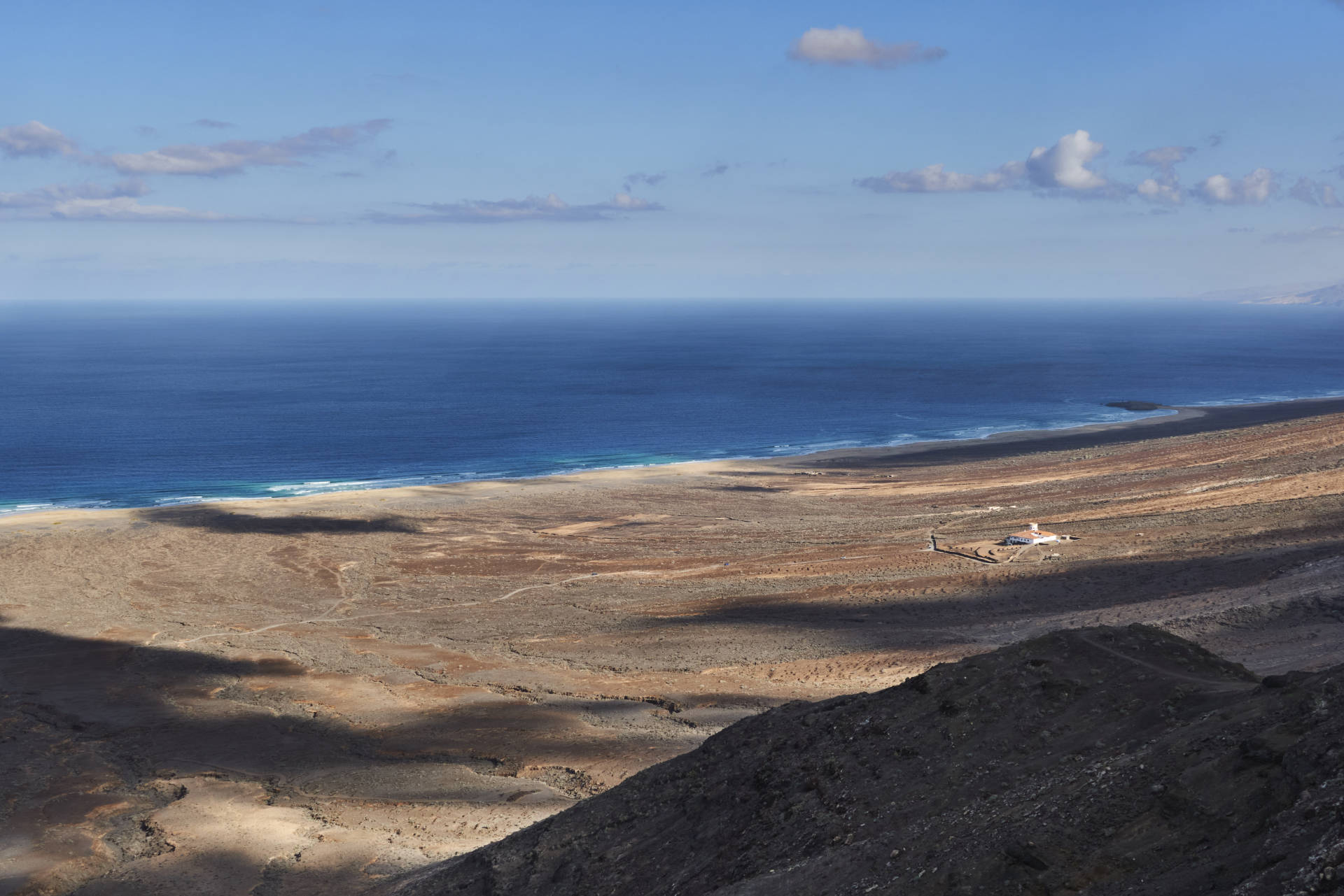 Wanderung Gran Valle - Cofete: Abstieg nach Cofete und Blick auf Playa de Cofete und Villa Winter.