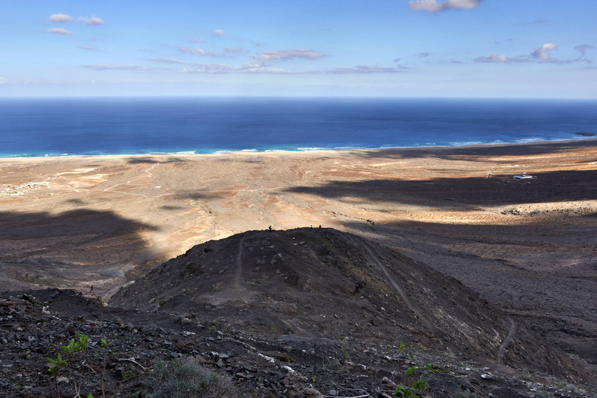 Wanderung Gran Valle - Cofete: Abstieg nach Cofete und Blick auf Playa de Cofete und Villa Winter.