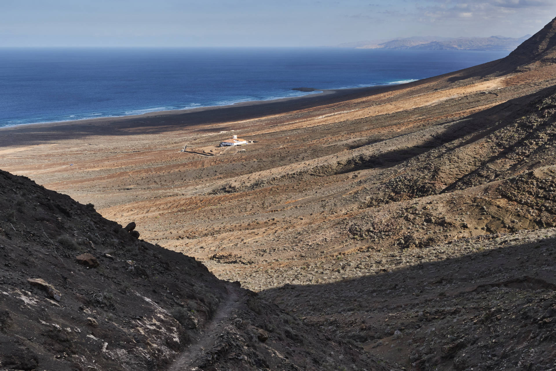 Wanderung Gran Valle - Cofete: Abstieg nach Cofete und Blick auf Playa de Cofete und Villa Winter.