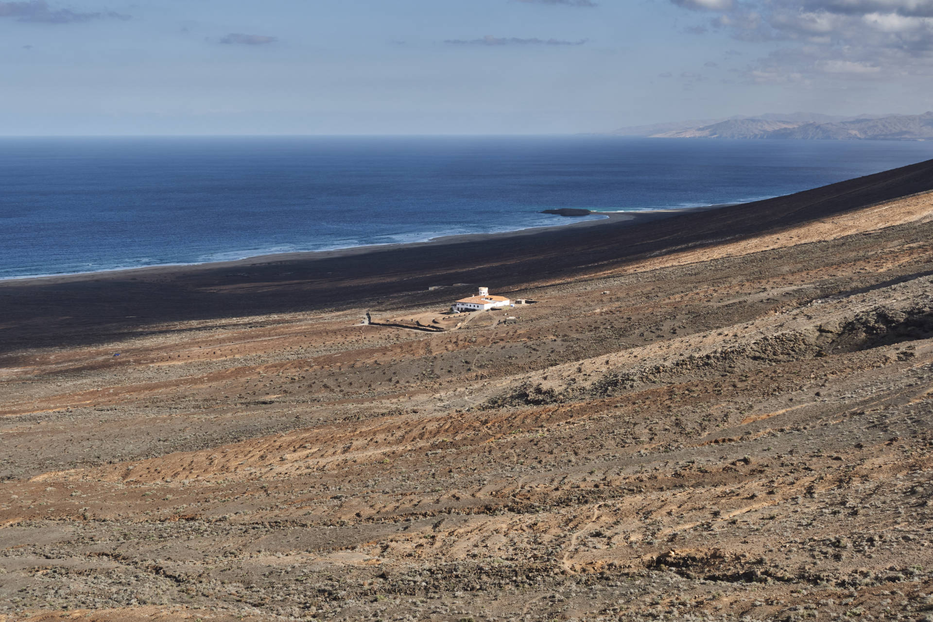 Wanderung Gran Valle - Cofete: Abstieg nach Cofete und Blick auf Playa de Cofete und Villa Winter.