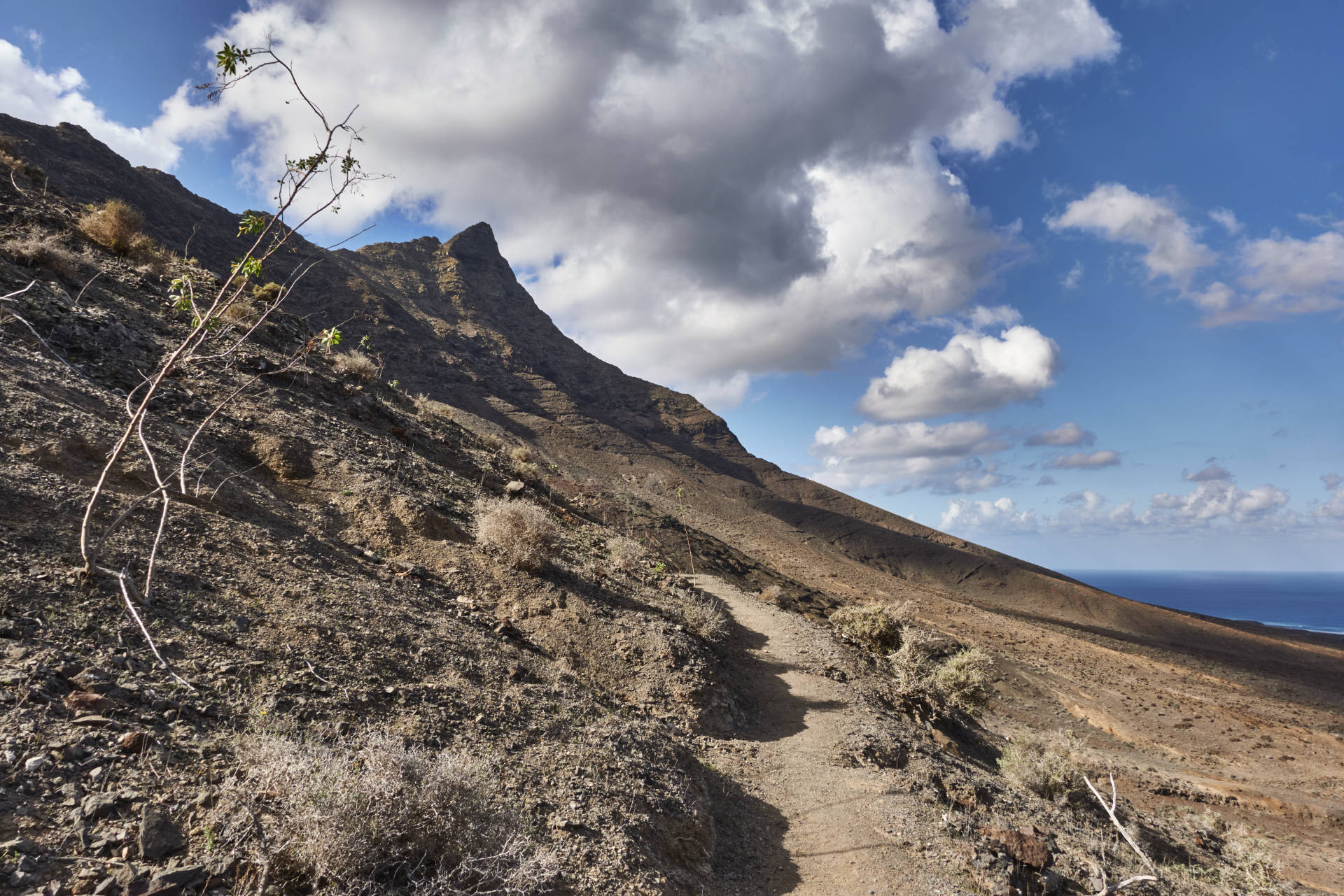 Wanderung Gran Valle - Cofete: Abstieg nach Cofete und Blick auf den imposanten Fraile (688 m).
