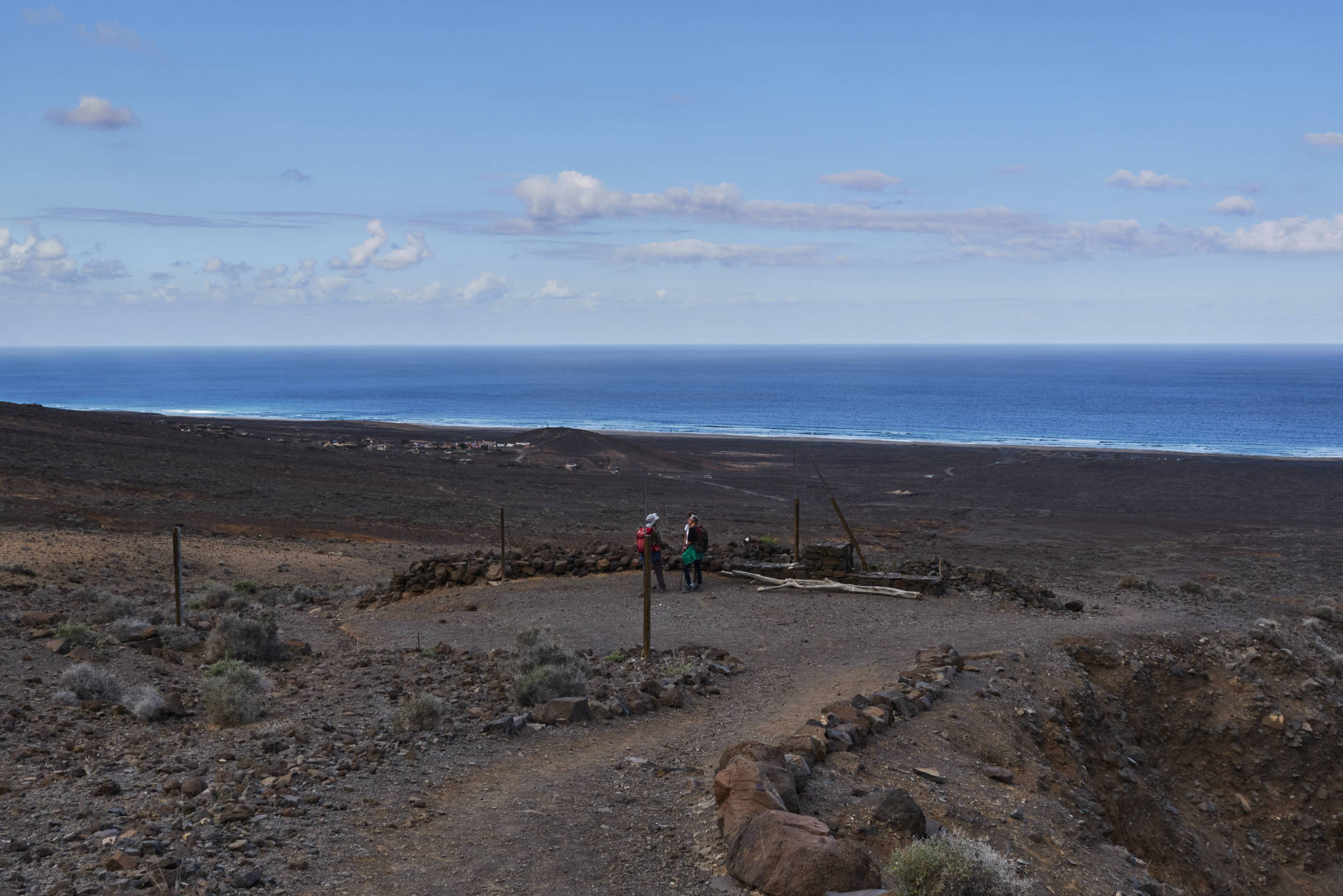 Wanderung Gran Valle - Cofete: Abstieg nach Cofete und Blick Cofete und den Playa de Cofete.