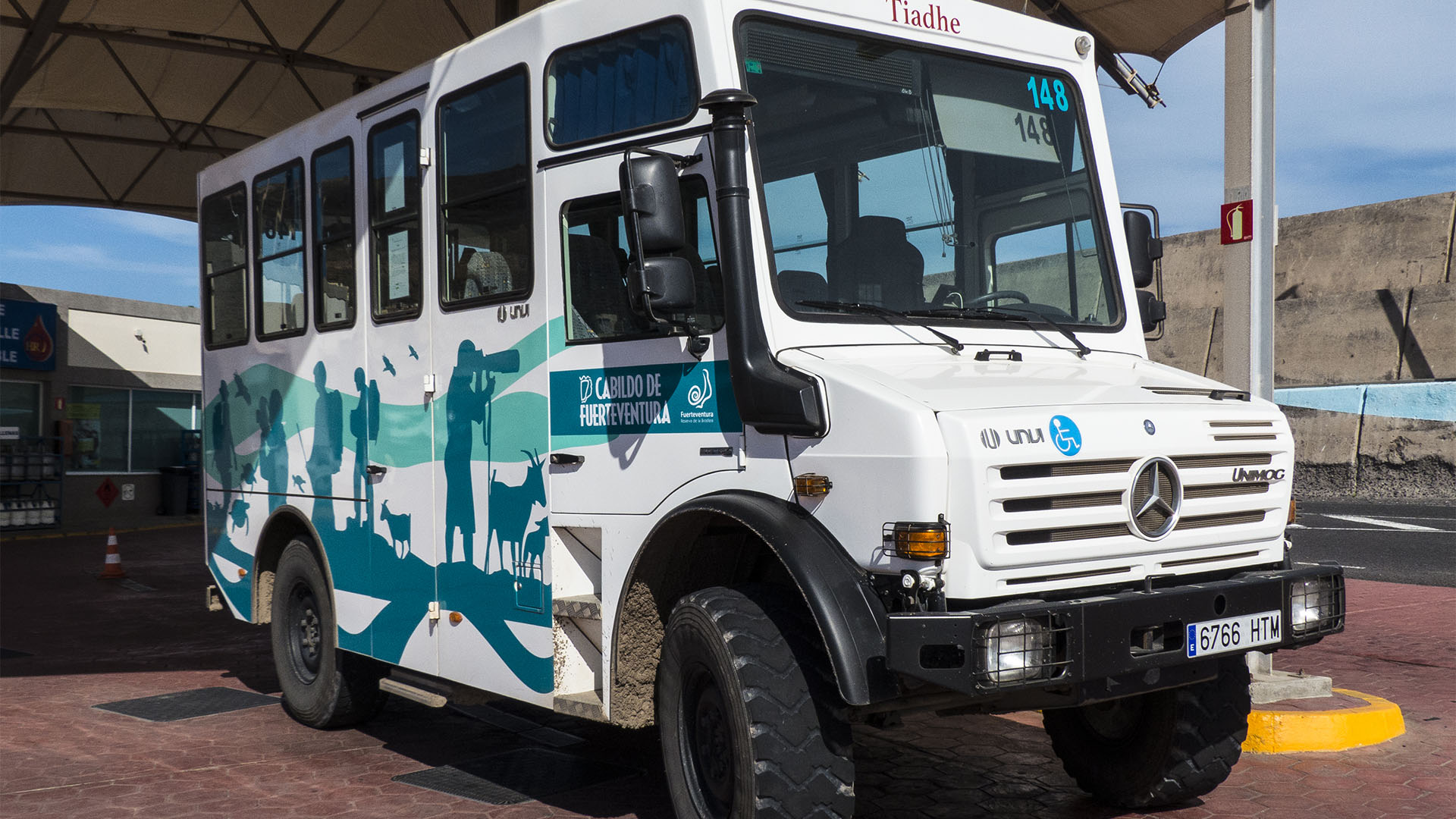 Wanderung Gran Valle - Cofete: Der "Wanderbus", Linie 111 des öffentlichen Busverkehrs von Fuerteventura.