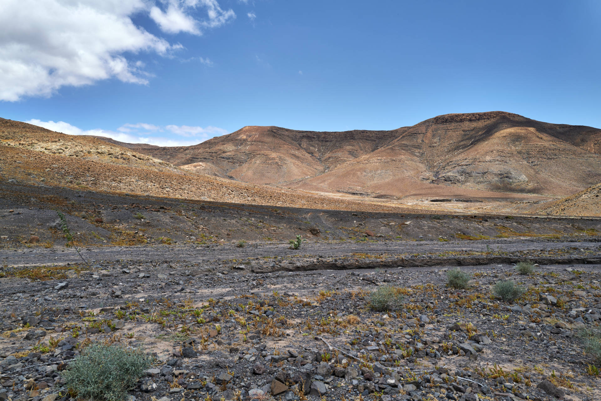 Durch den Barranco del Roque zum Playa und Peñón del Roque Punta de la Entallada Fuerteventura.