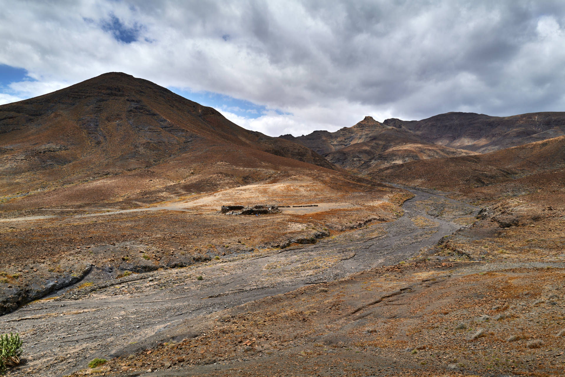 Barranco de Majadas Prietas mit Blick auf den Vigán (465m).