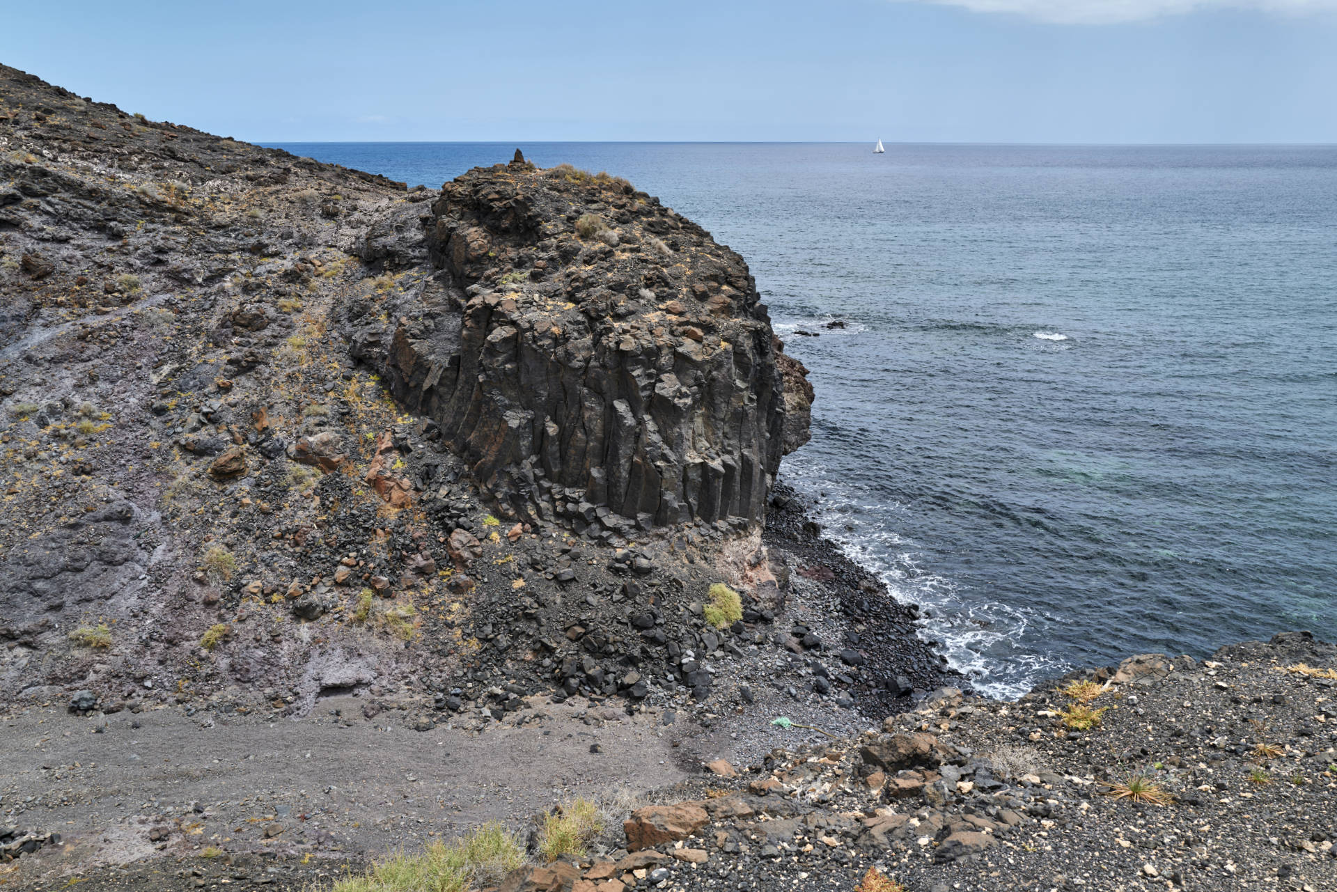 Bajo del Roque – die Pfadspur Richtung Playa de los James ist zu erkennen.