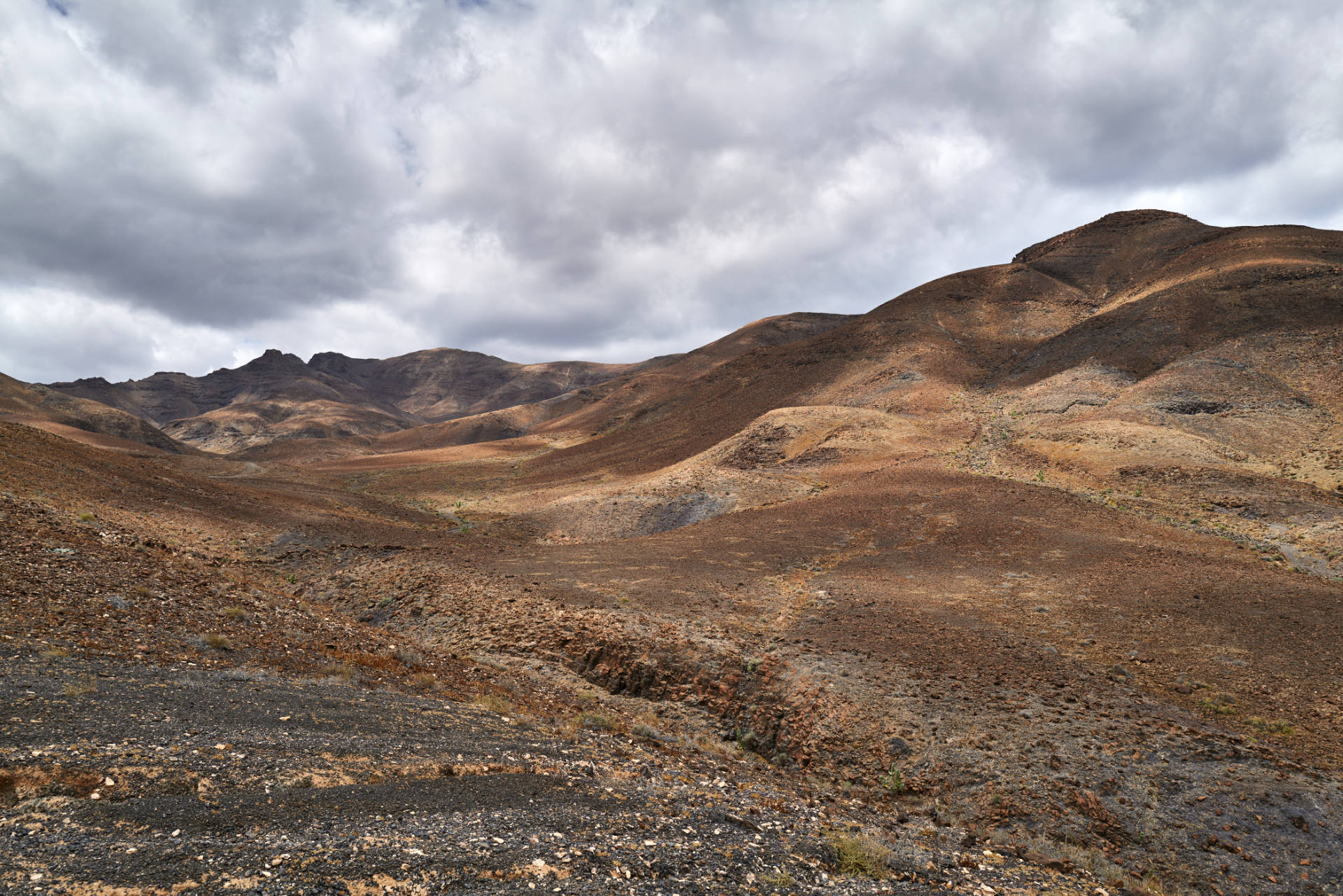 Barranco de Majadas Prietas: Rechts der Morro Blanco (309), am Horizont der Vigán (465m).