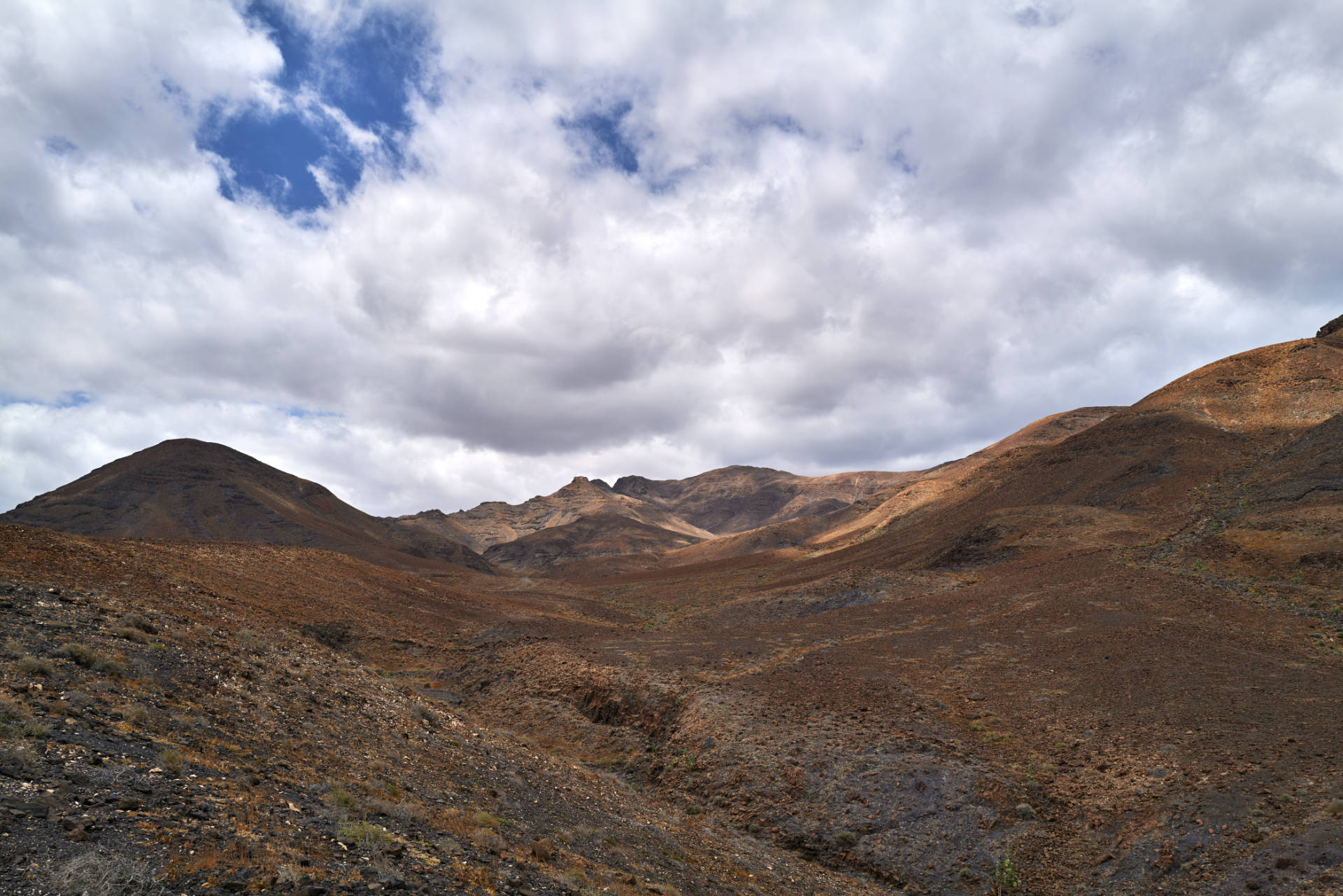 Barranco de Majadas Prietas: Rechts der Morro Blanco (309), am Horizont der Vigán (465m).