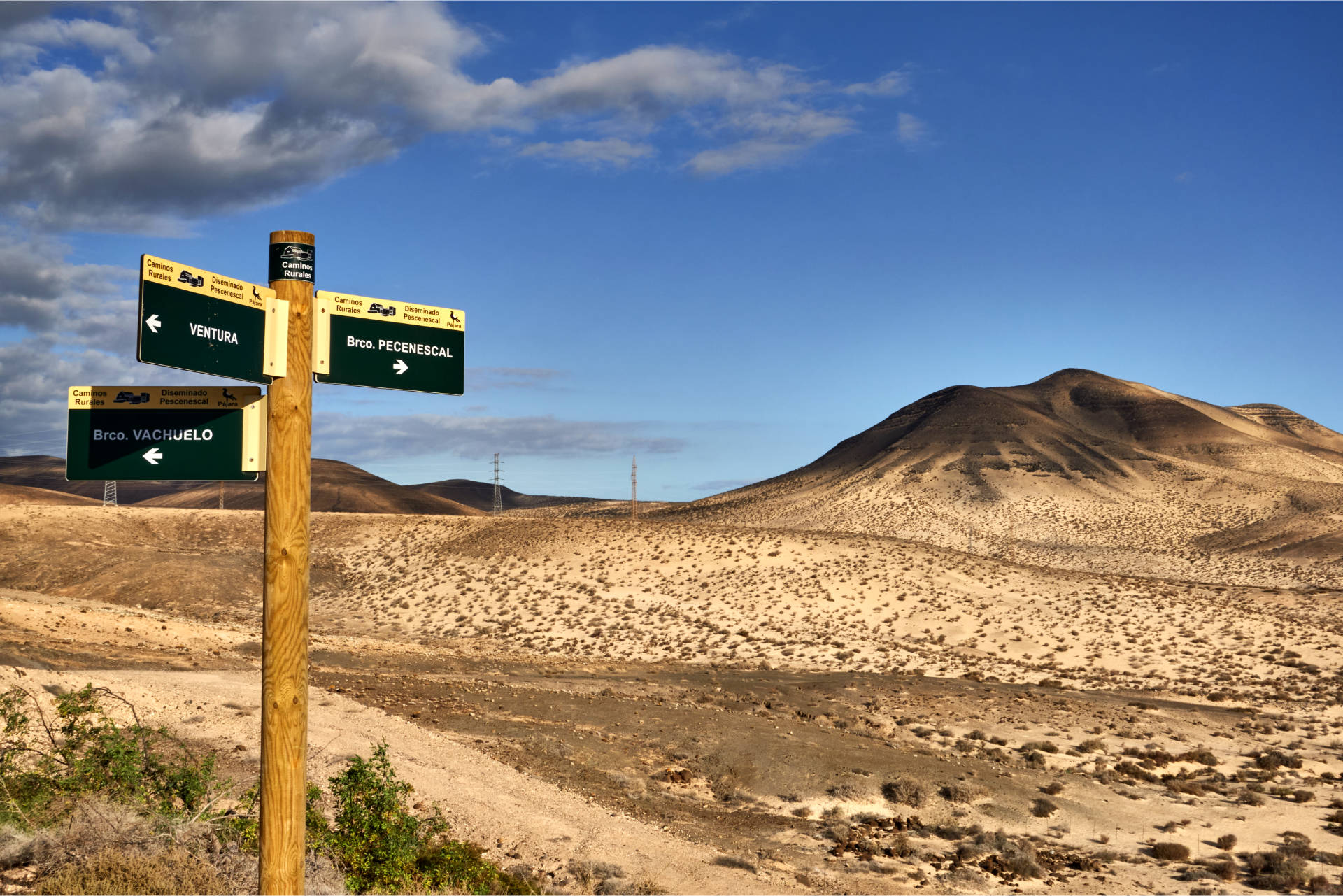 Am Kreisverkehr und dem Tourstart, weisst der erste und letzte Wegweiser in den Barranco de Pecenescal.