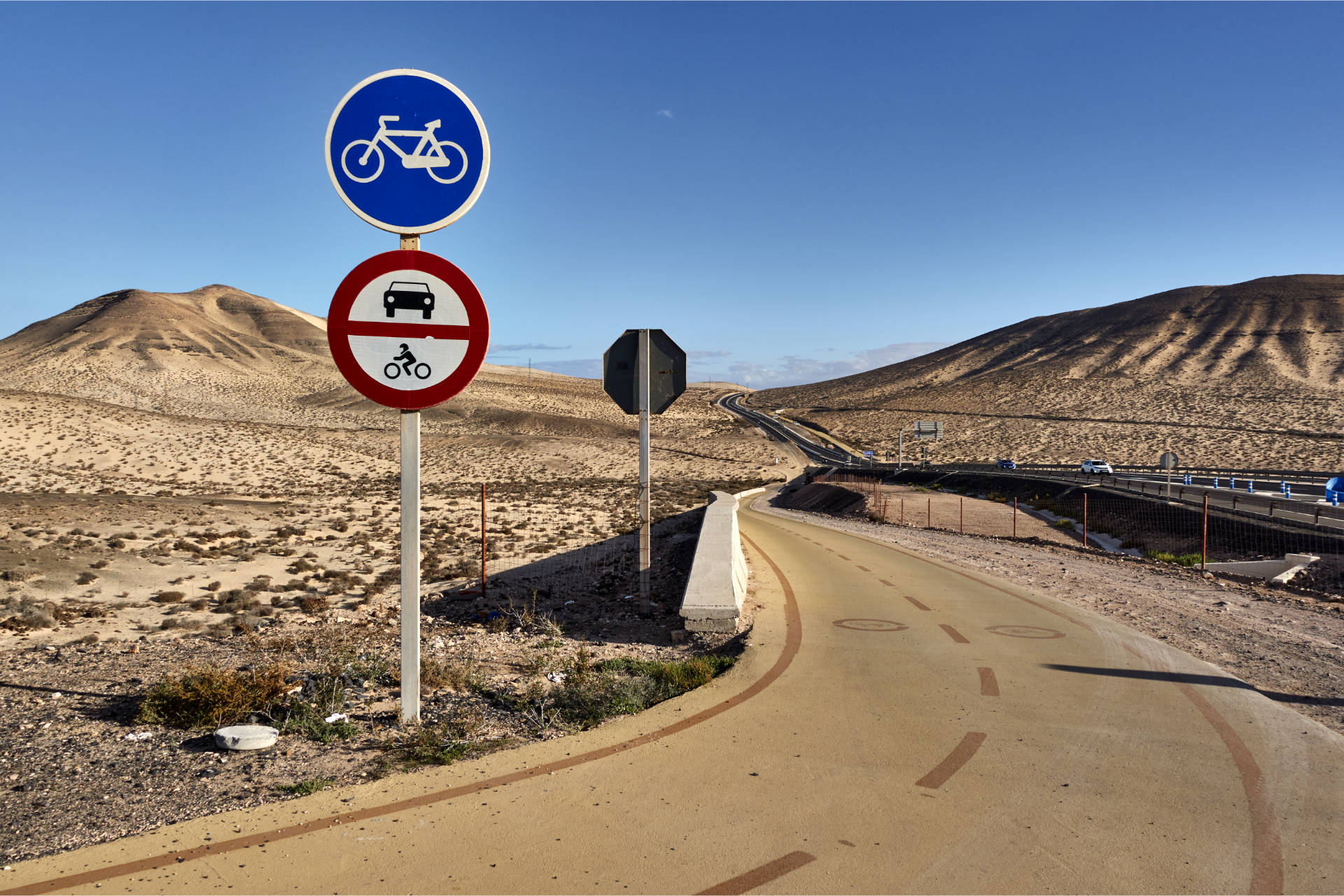 Start der Tour am Kreisverkehr in den Barranco de Pecenescal über einen Radweg.