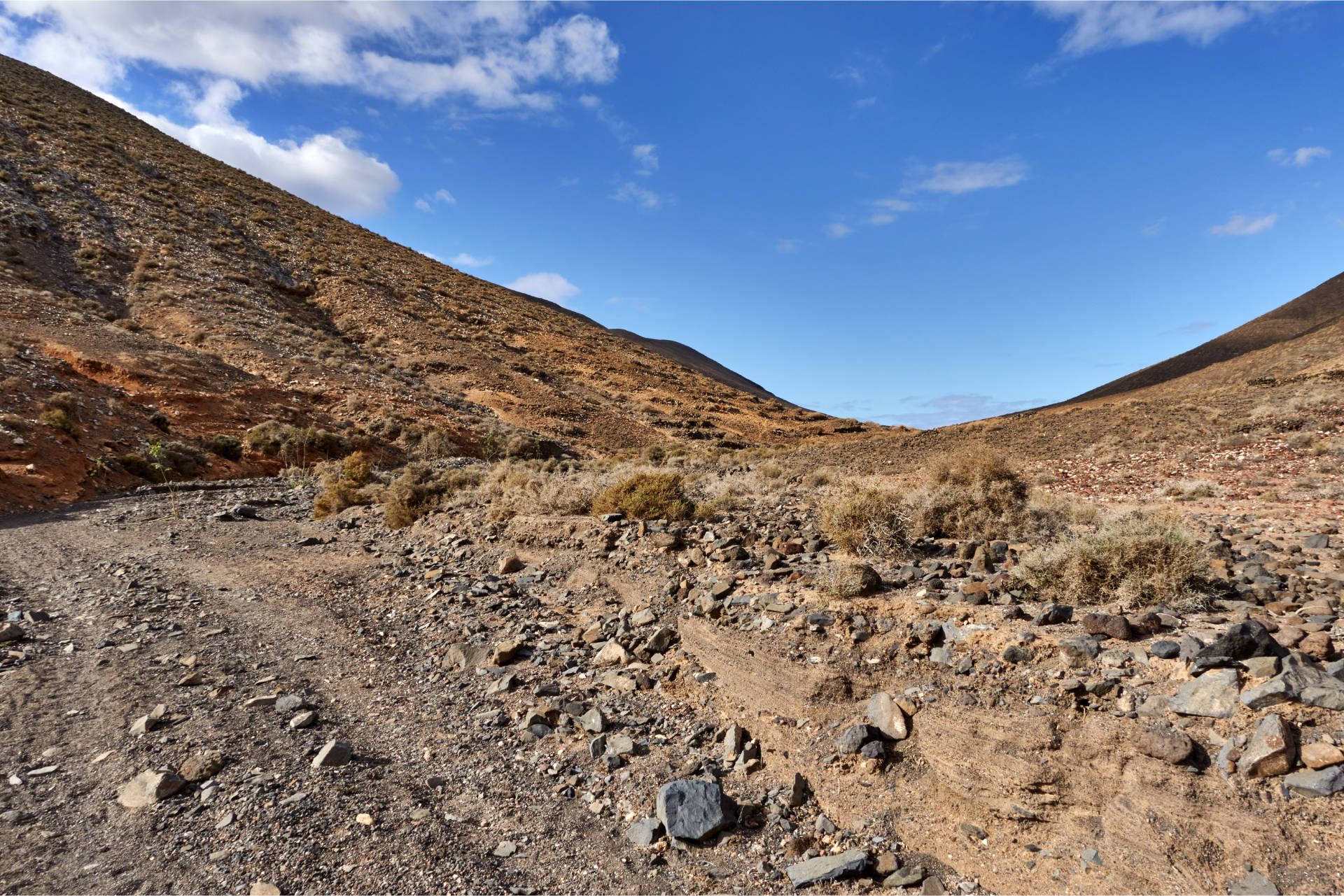 Die Piste wird ruppiger, der Barranco beginnt sich immer mehr zu verengen und mäandert dahin.