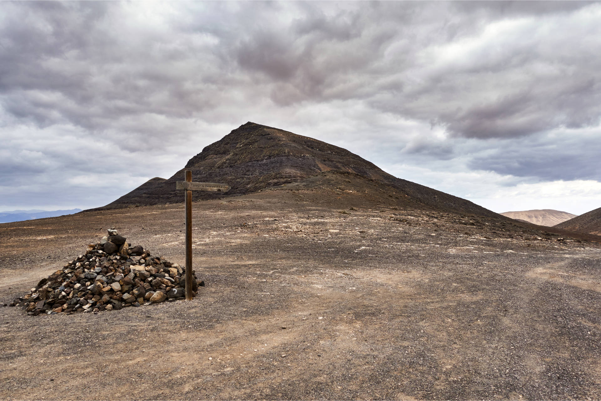 Am Degollada de Pecenescal (249 m) mit Blick nach Nordosten auf den Morro de la Cagada (424 m).