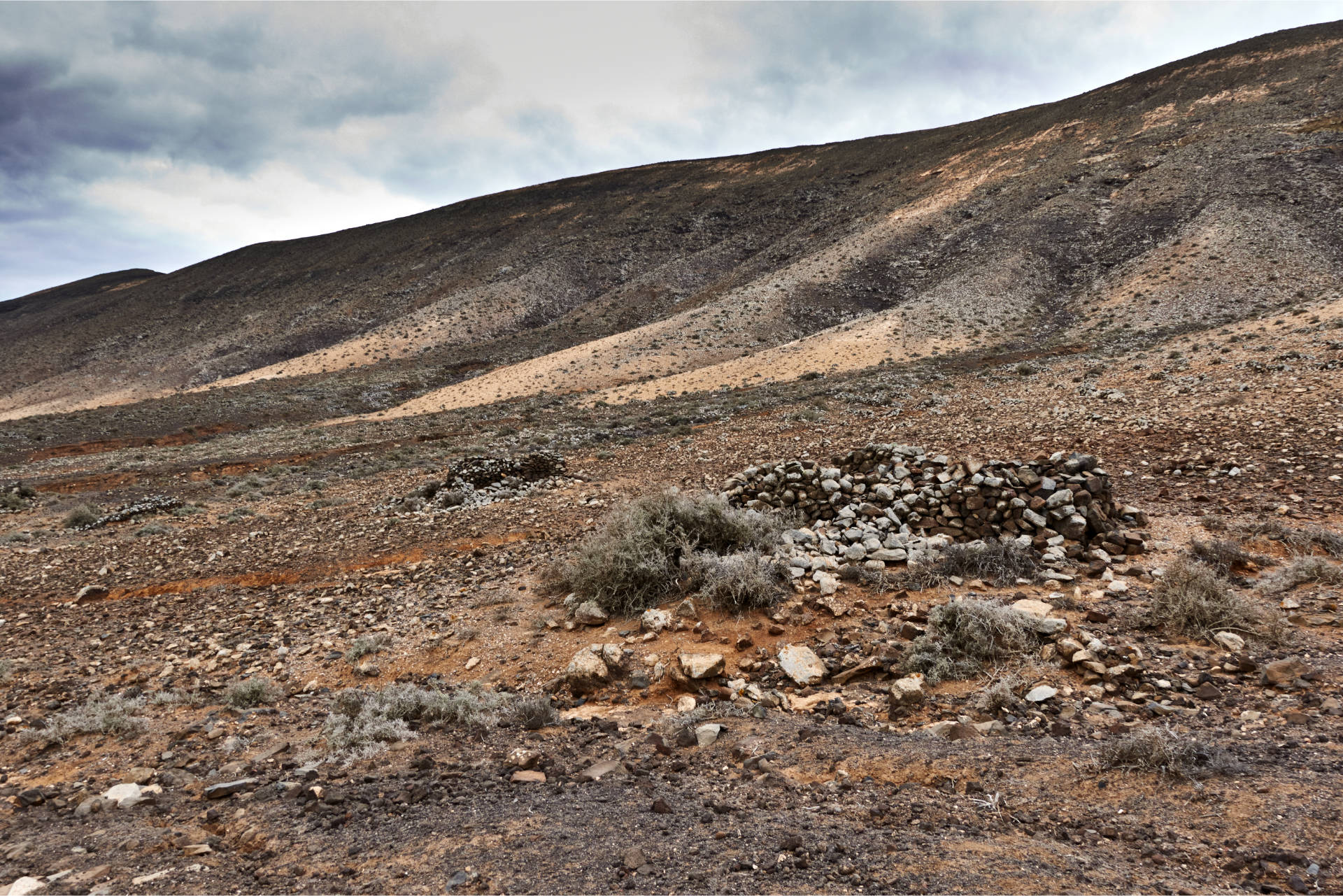 Westlich des Degollada de Pecenescal (249 m) tauchen die Majorero Ruinen auf.