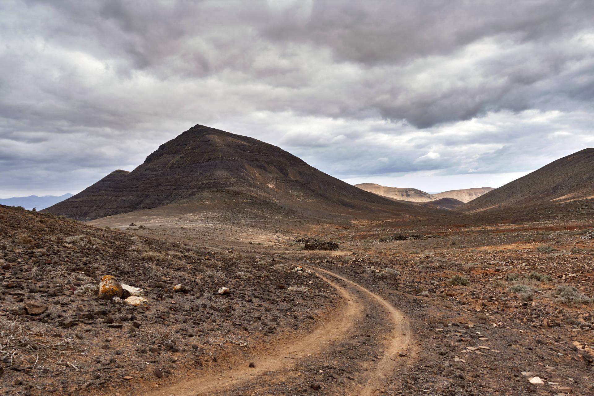 Am Degollada de Pecenescal (249 m) mit Blick nach Nordosten auf den Morro de la Cagada (424 m).