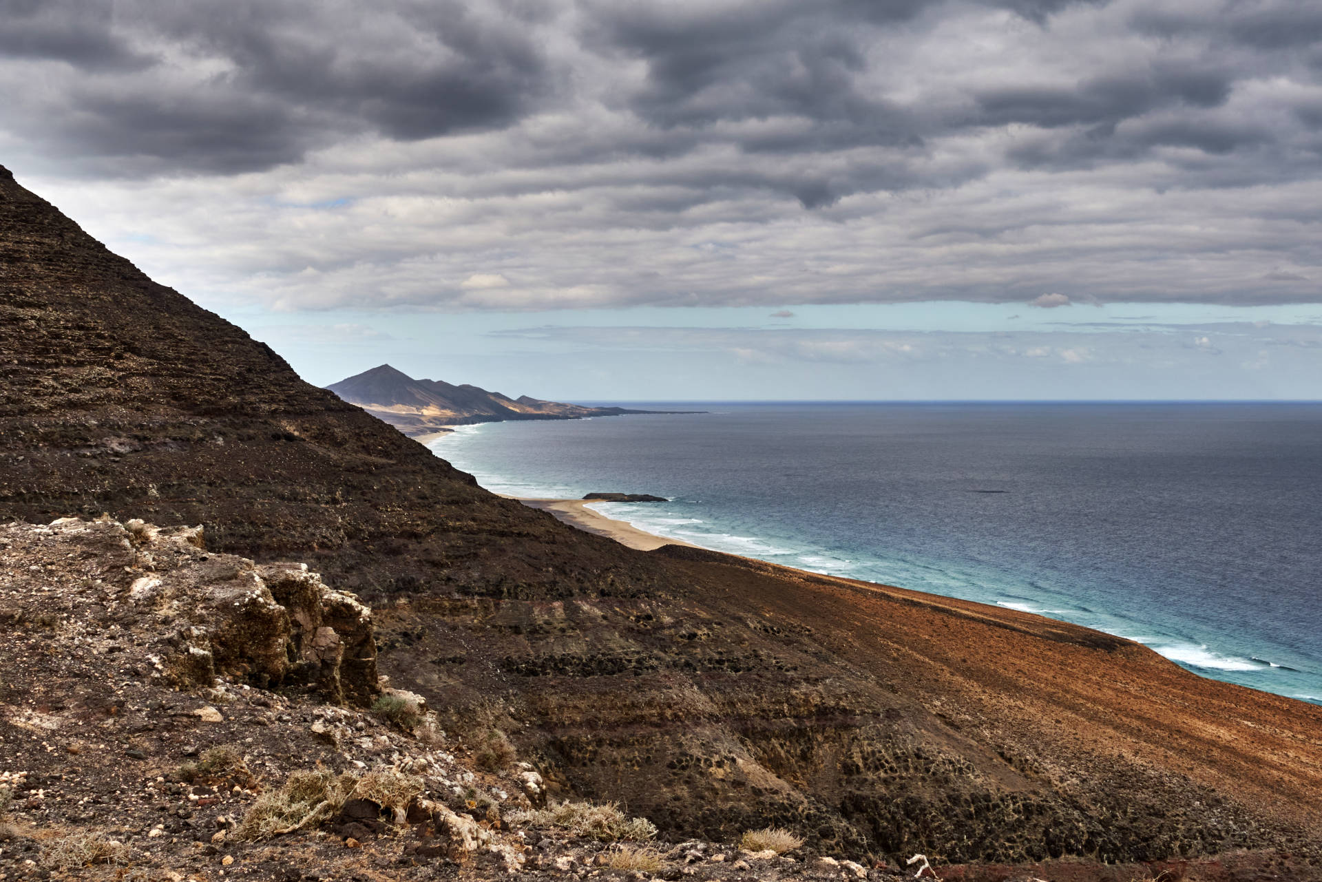 Am Degollada de Pecenescal (249 m) mit Blick auf die steilen Felsflanken des Morro de la Burra (529 m) und Playa de Barlovento.