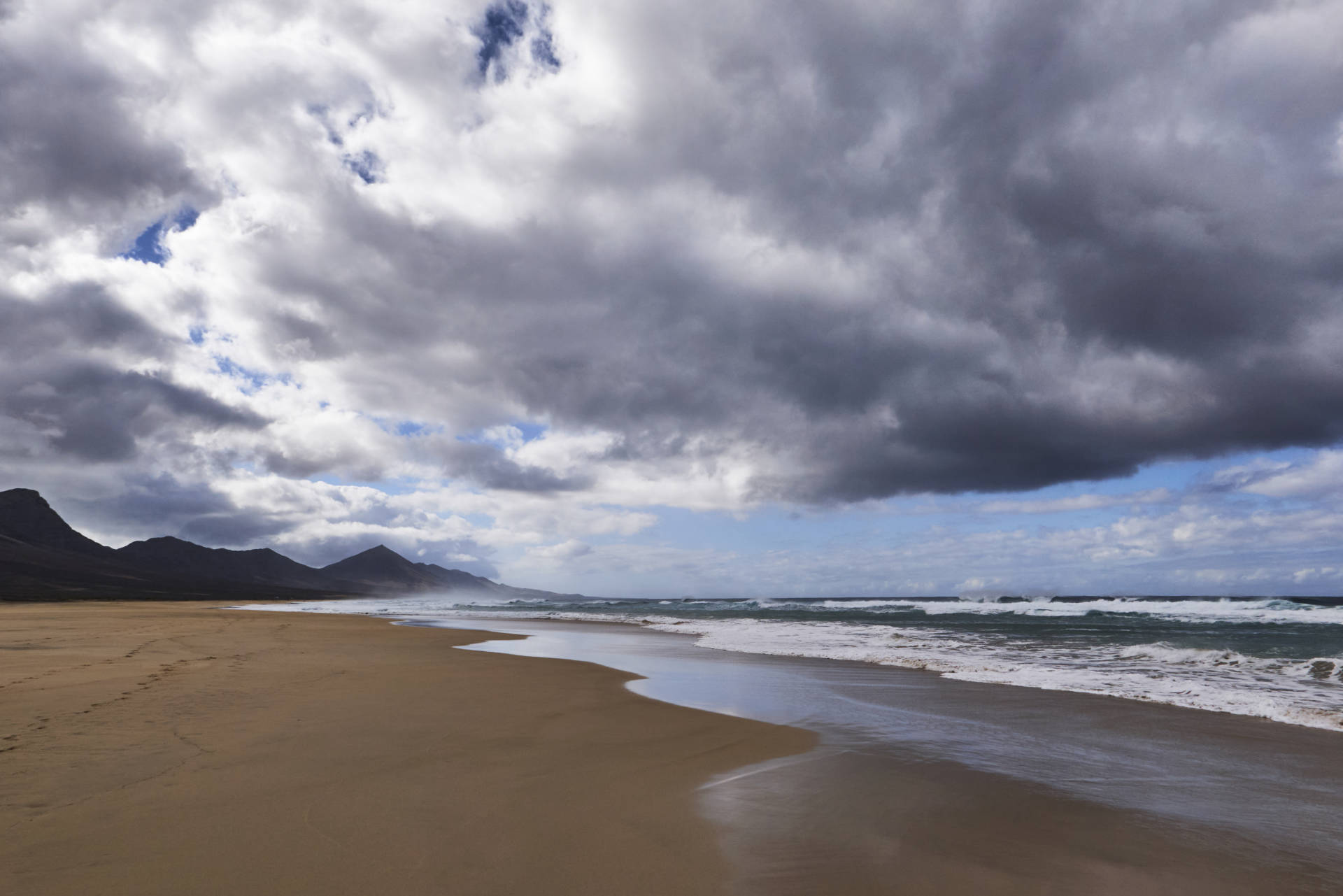 Am Playa de Cofete Blick zurück nach Cofete, ganz rechts der markante Montaña Aguada (447 m) am Degollada de Agua Oveja (230 m).