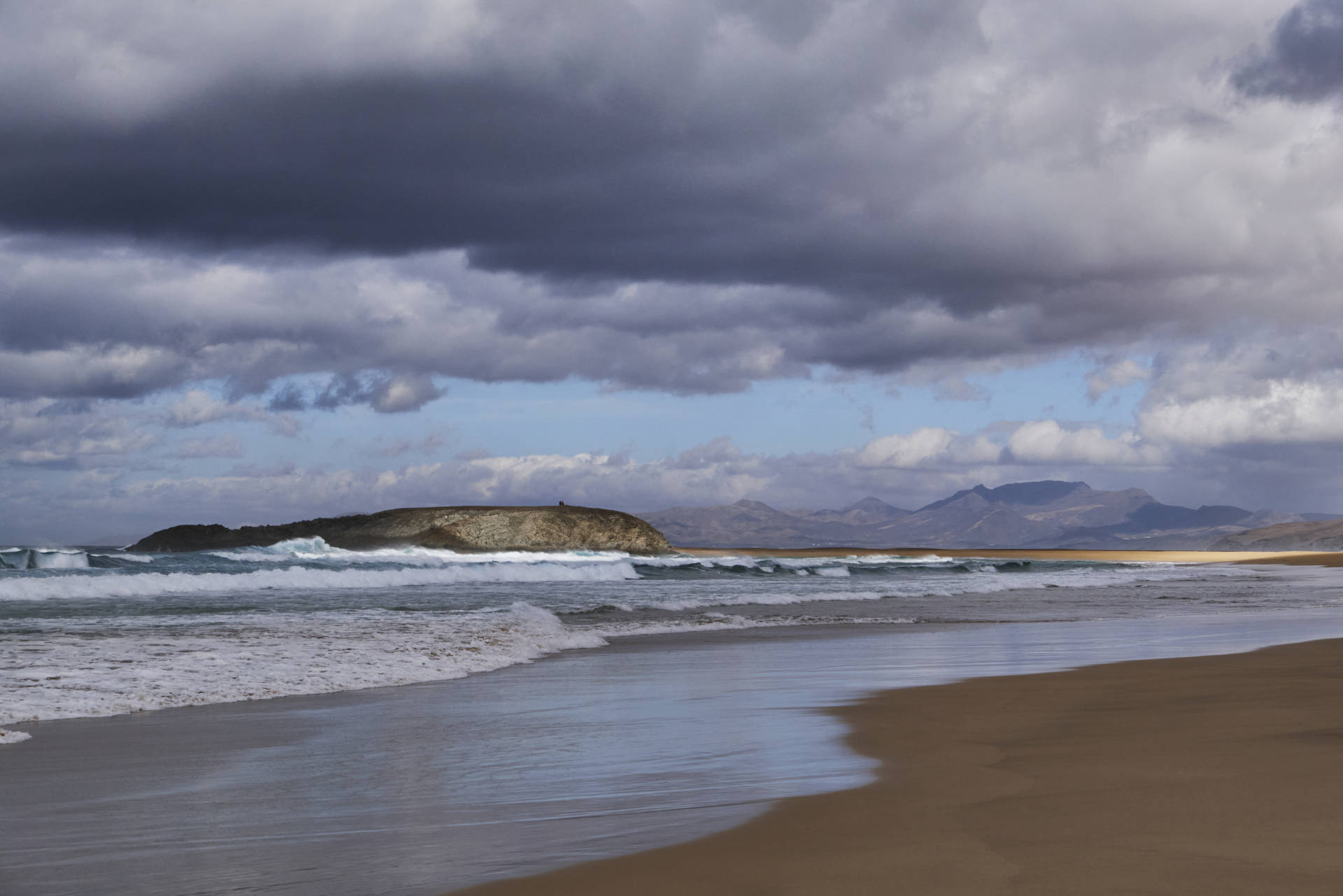 Am Playa de Cofete – die El Islote ist fast erreicht.