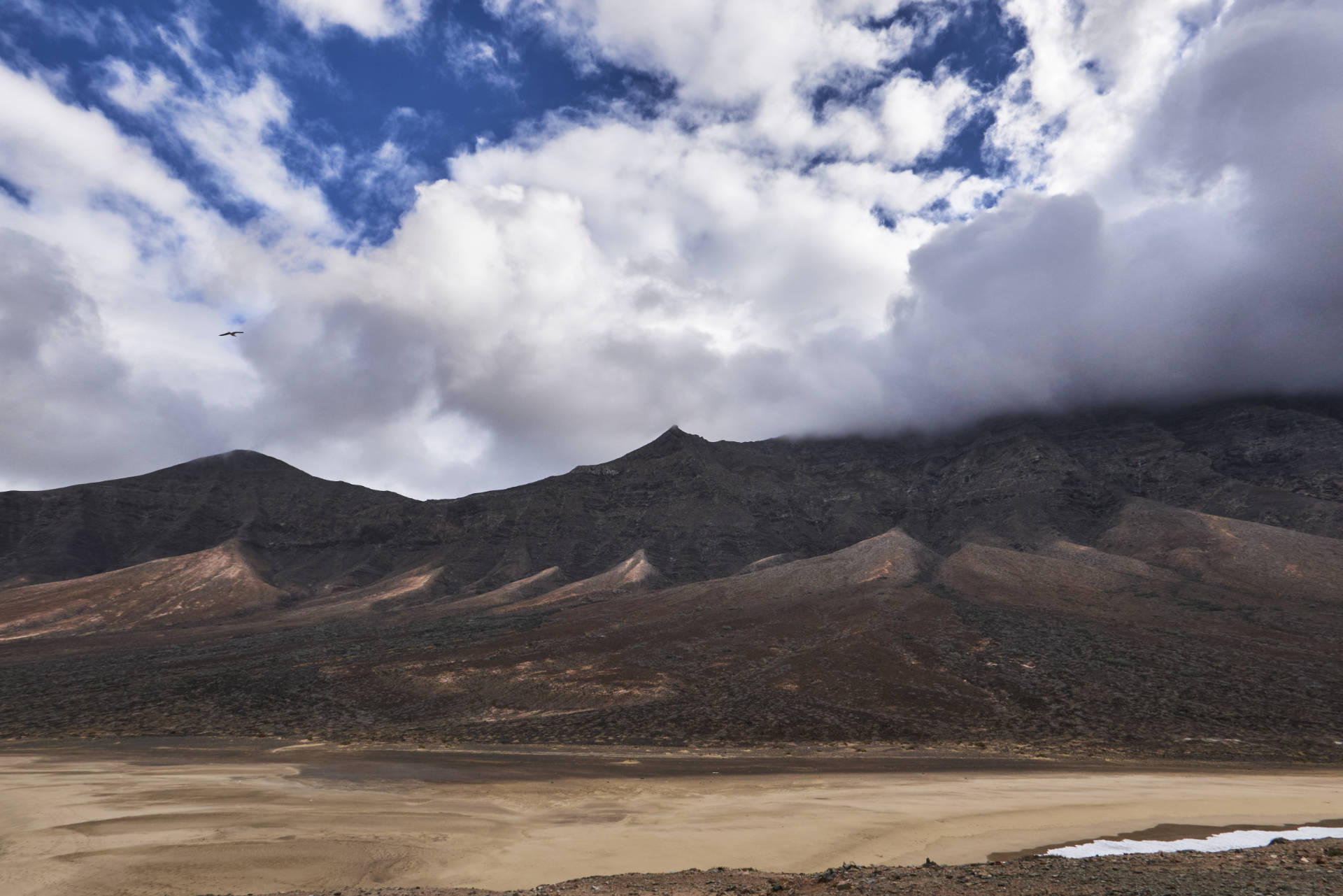 Der Mirador de los Canarios (355 m), der Pico de la Zarza (814 m) in dichten Wolken., rechts daneben der Morro del Joaro (632 m)