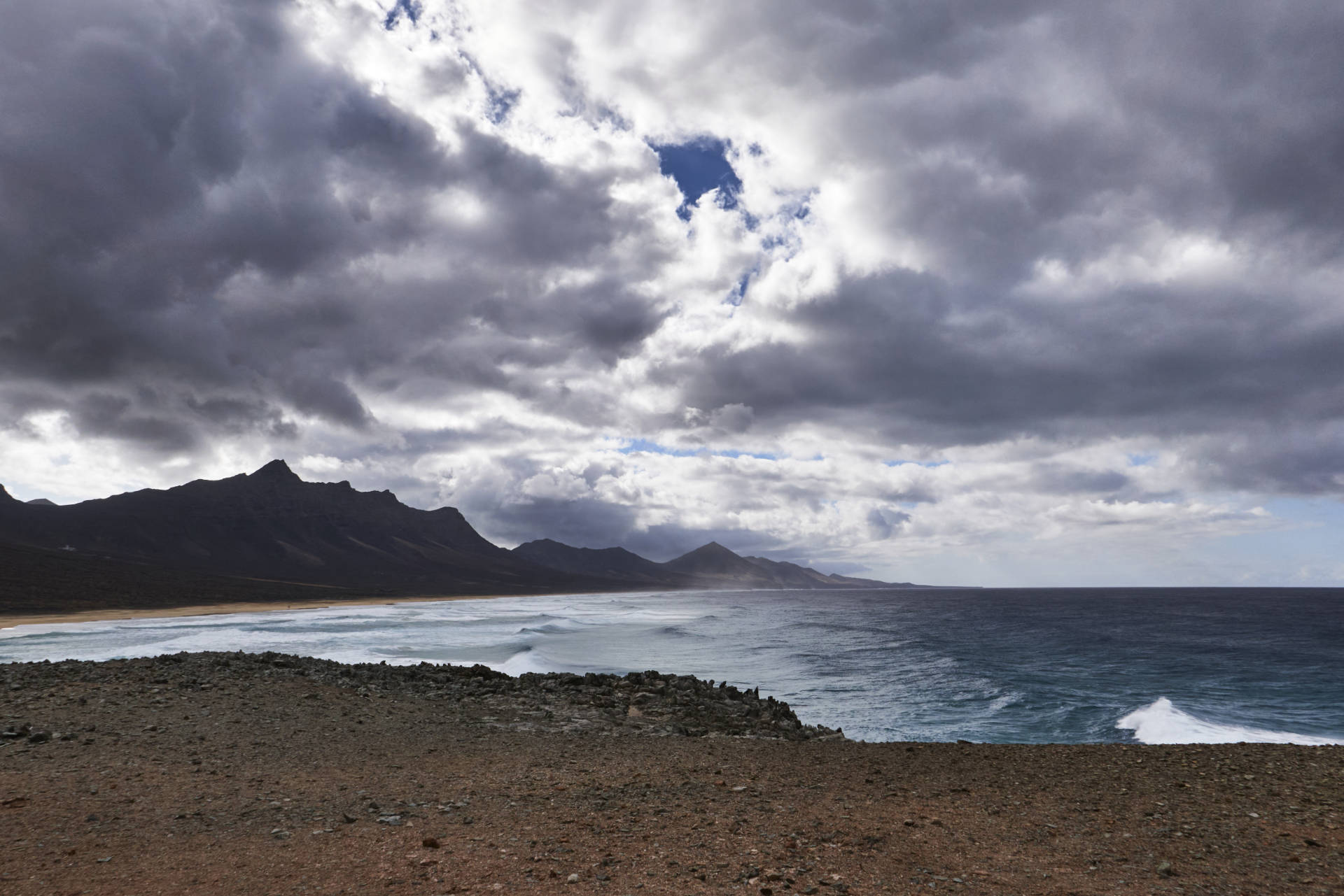 Blick von der El Islote nach Cofete: Links der markante Pico de la Palma (744 m), rechts der Montaña Aguada (447 m) am Degollada de Agua Oveja (230 m).