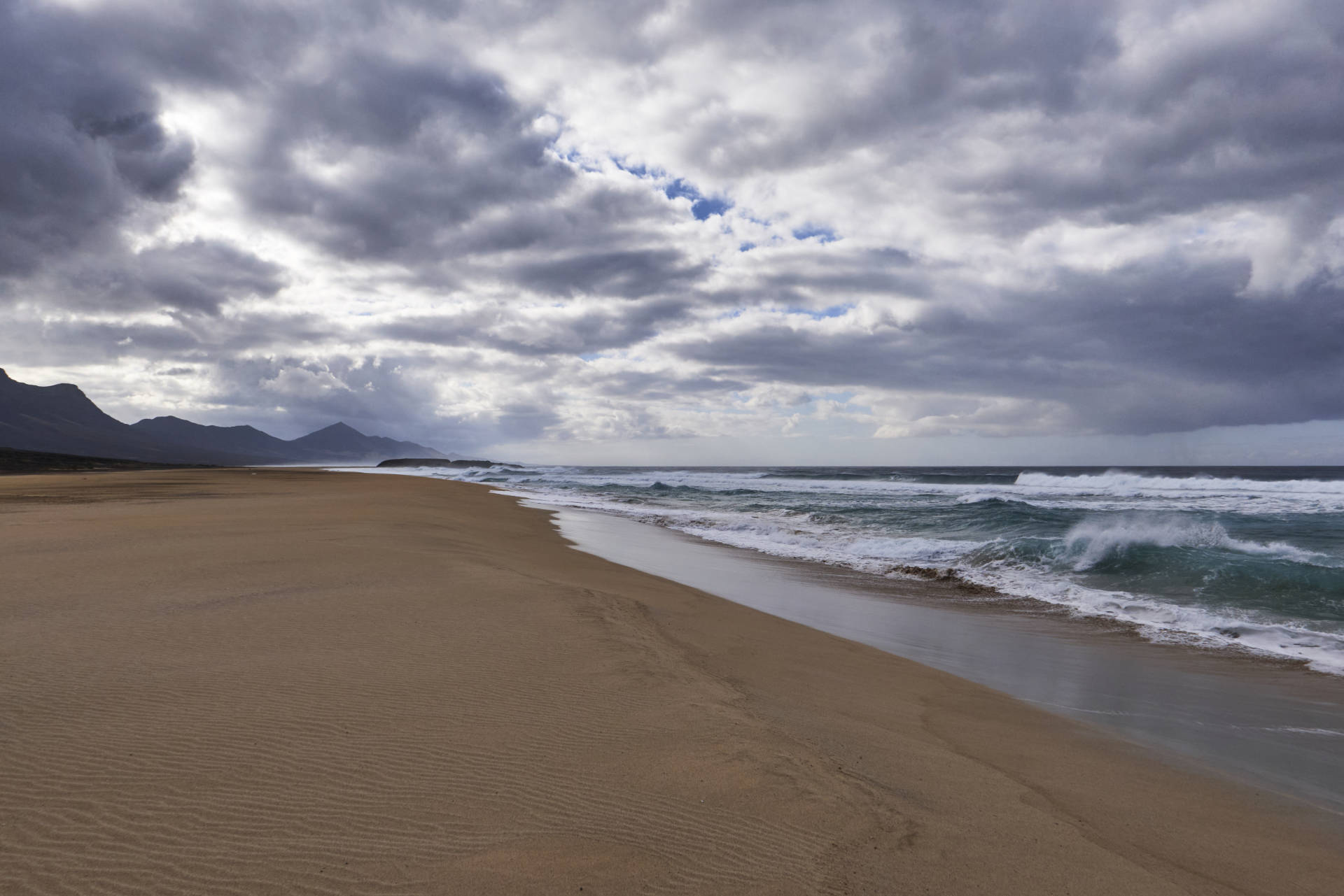 Blick zurück über den Playa de Barlovento – der Montaña Aguada (447 m) sticht wieder heraus.