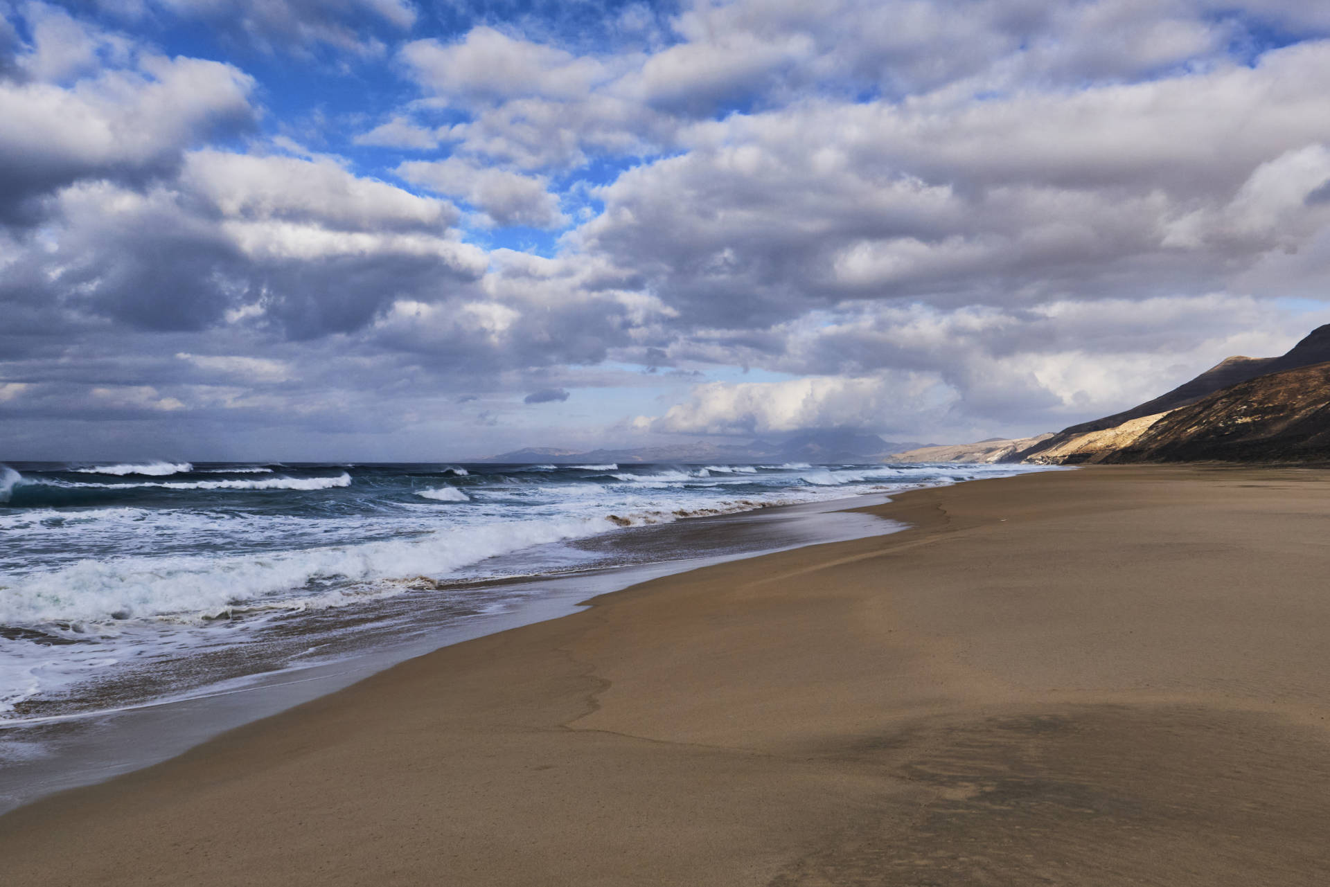 Die Flut versperrt den Weg: Der Playa de Barlovento ist nur bei Niedrigwasser bis zu seinem Ende am Punta de Playa Larga über den Strand zu begehen.