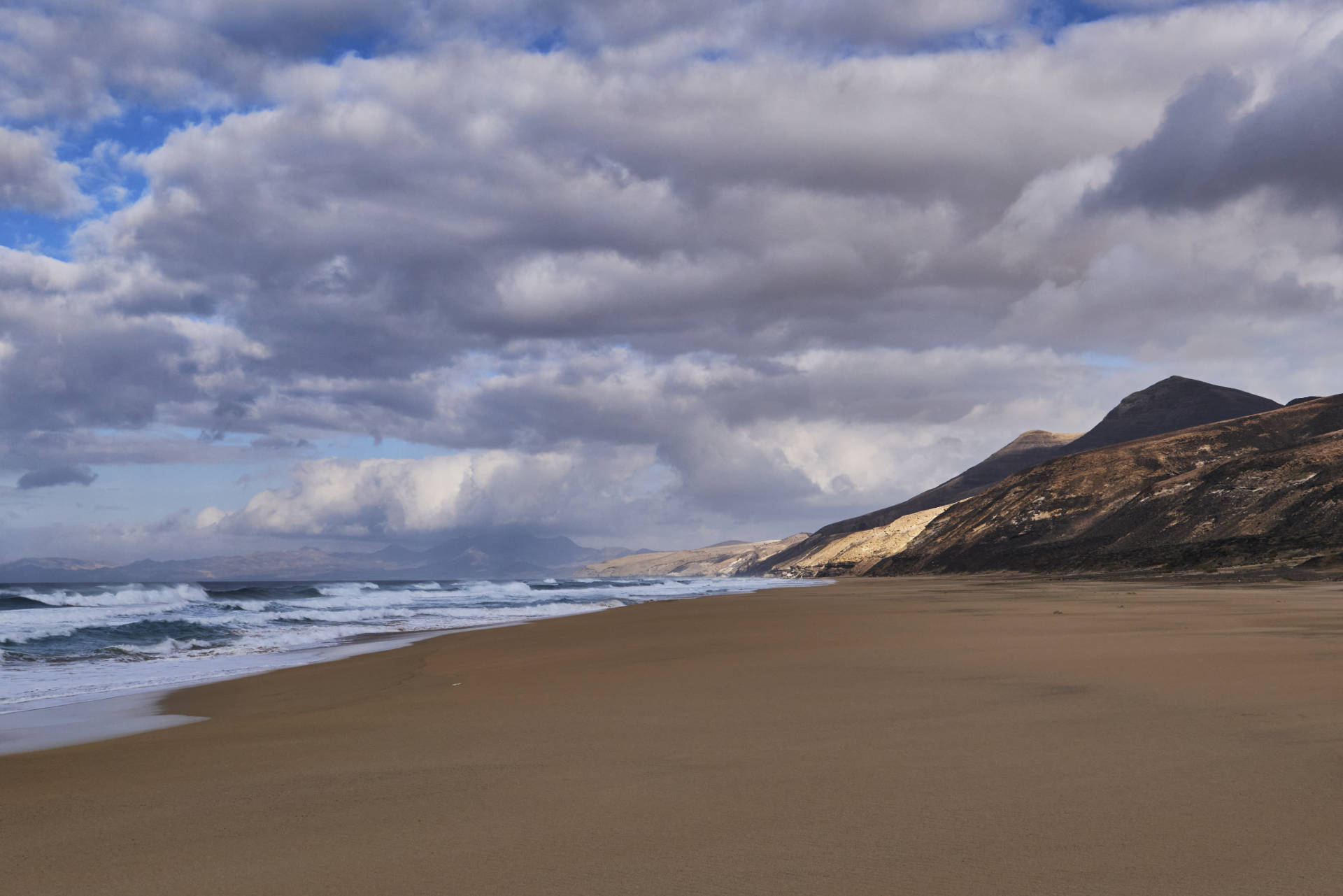 Die Flut versperrt den Weg: Der Playa de Barlovento ist nur bei Niedrigwasser bis zu seinem Ende am Punta de Playa Larga über den Strand zu begehen.