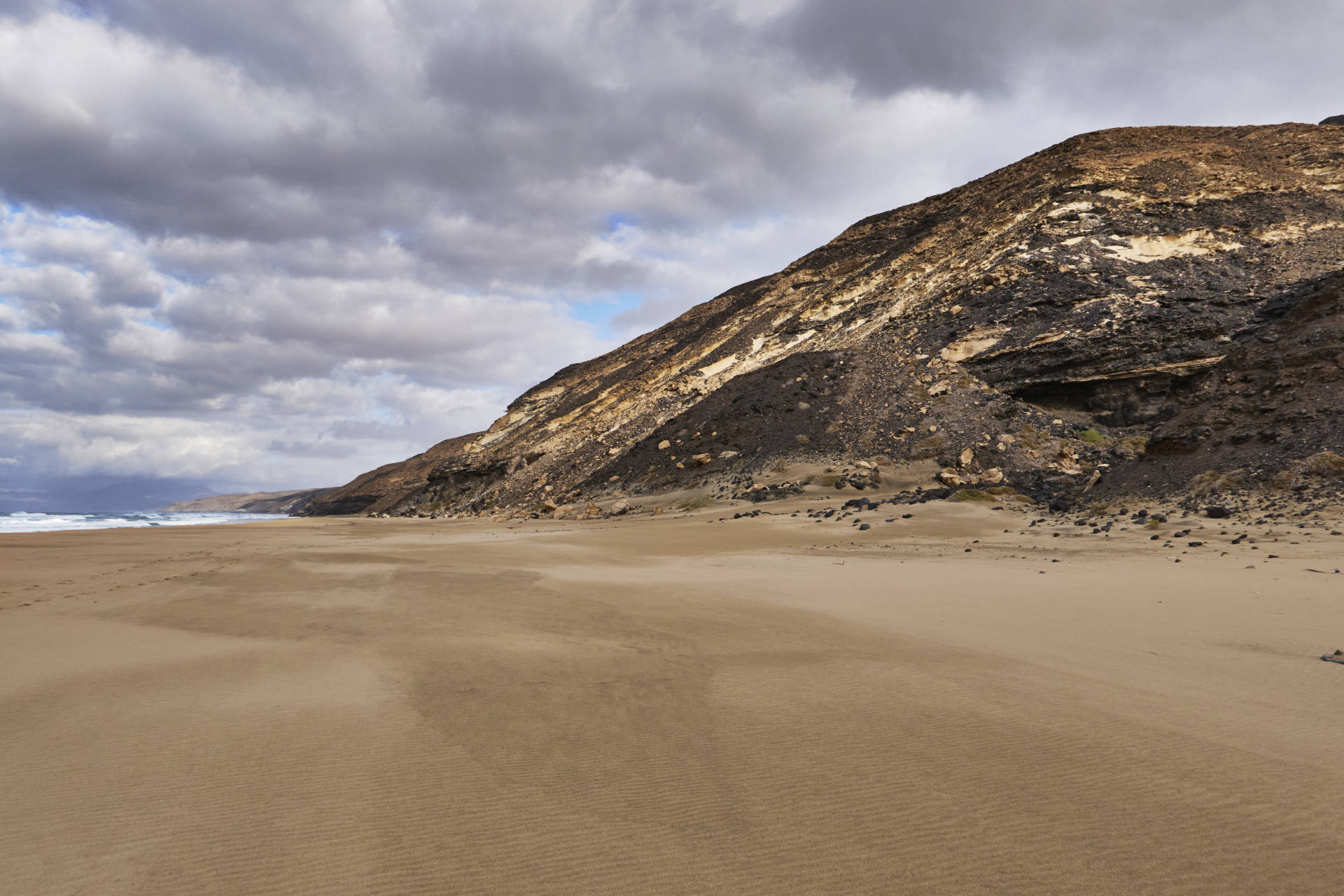Die Flut versperrt den Weg: Der Playa de Barlovento ist nur bei Niedrigwasser bis zu seinem Ende am Punta de Playa Larga über den Strand zu begehen.