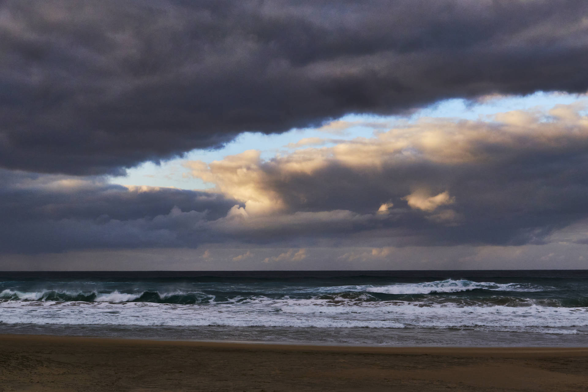 Am Playa de Cofete: Wolkenfenster in orange und blau.