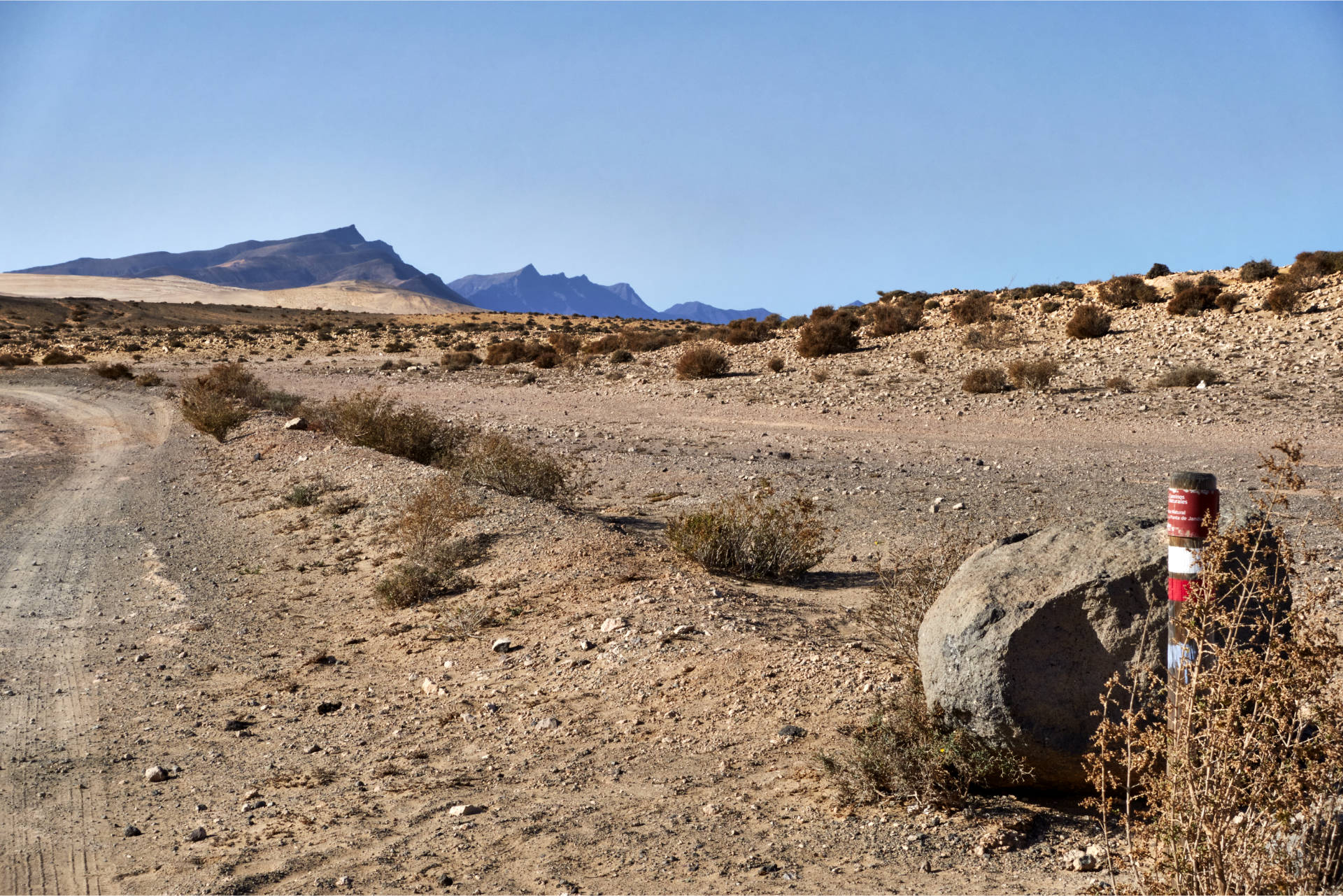 Über den GR-131 Richtung Südwesten – in der Ferne markant der Morro del Jorao (632 m), Pico de Mocán (801 m), der Pico de la Zarza (814 m) und der Pico de la Palma (744 m).