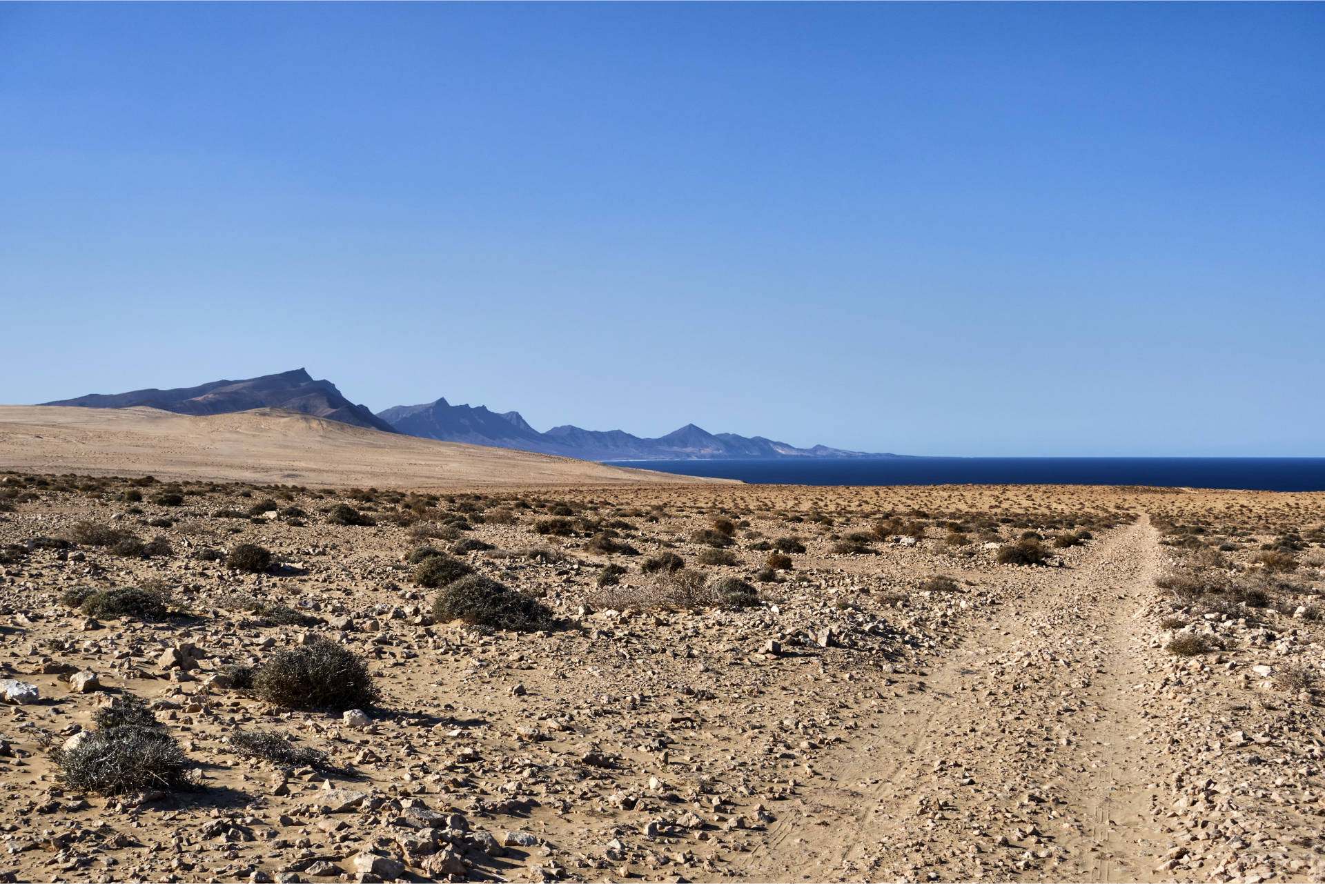 Über den GR-131 Richtung Südwesten – in der Ferne markant der Morro del Jorao (632 m), Pico de Mocán (801 m), der Pico de la Zarza (814 m) und der Pico de la Palma (744 m).