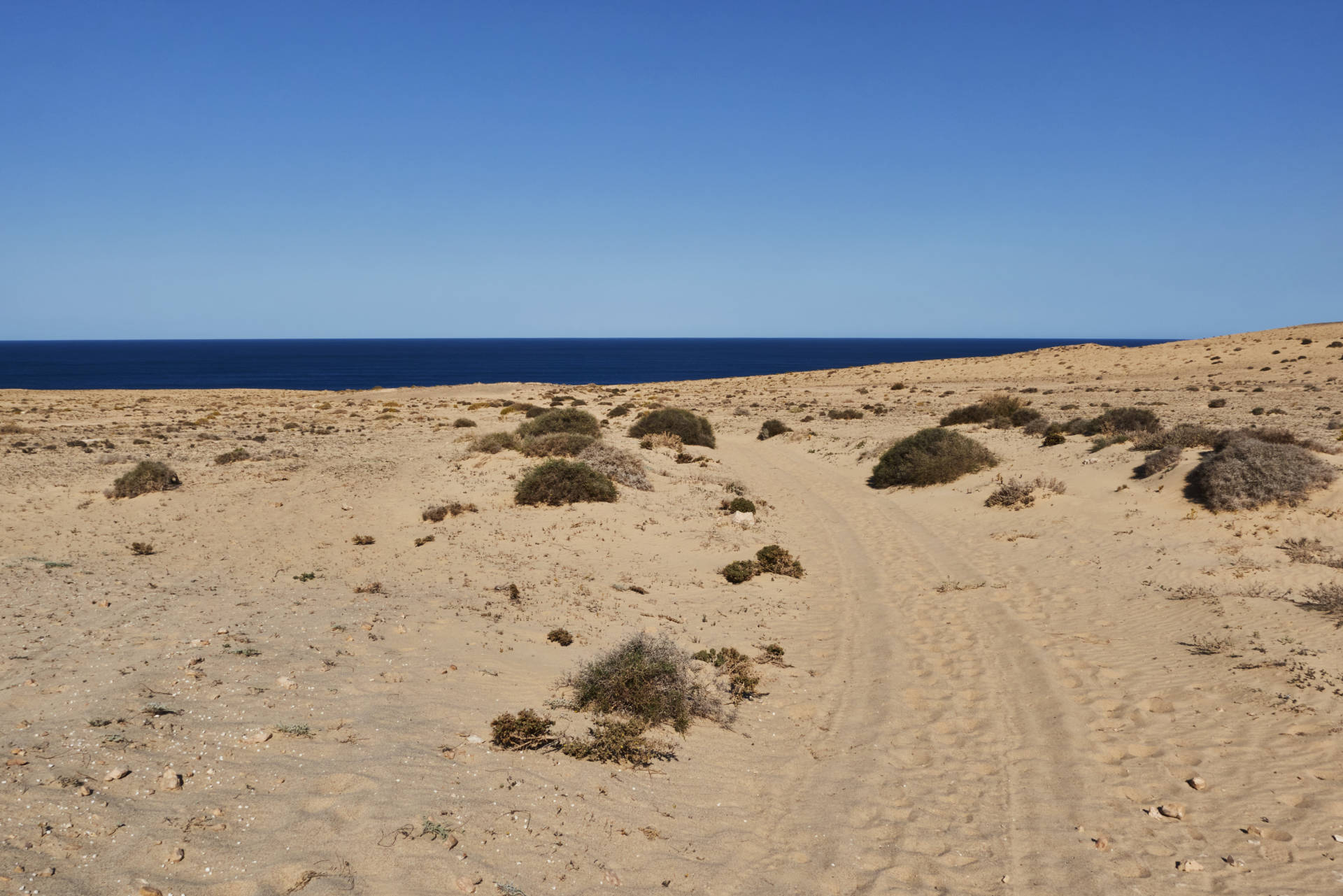 Über sandige Piste hinunter zum Strand von Agua Liques.