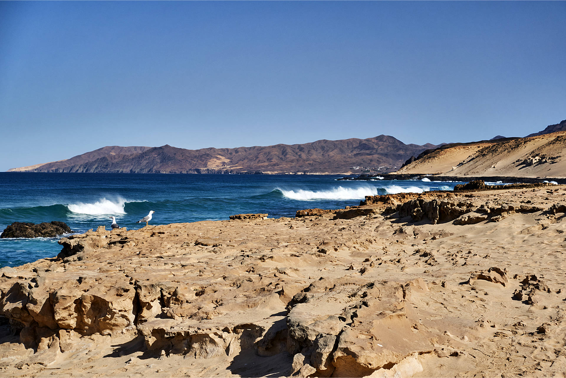Blick von Agua Liques auf La Pared, dahinter das basaltische Zentralmassiv von Fuerteventura.