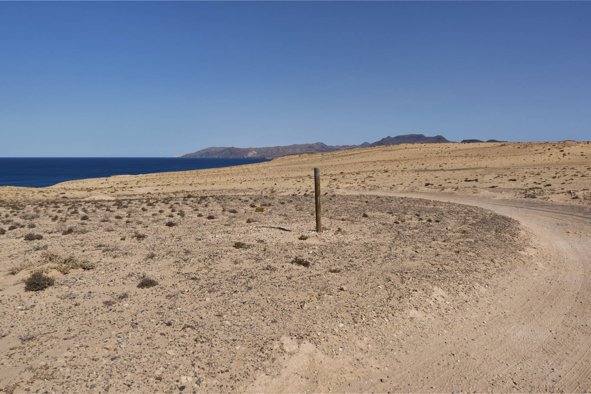 Von Agua Liques über sandige Piste entlang der Klippen nach Südwesten zur Sanddüne Agua Tres Piedras.