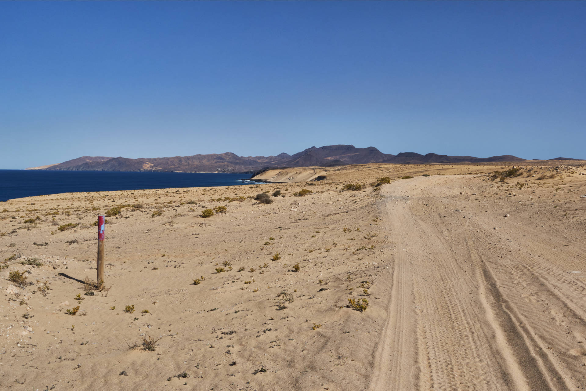 Von Agua Liques über sandige Piste entlang der Klippen nach Südwesten zur Sanddüne Agua Tres Piedras.