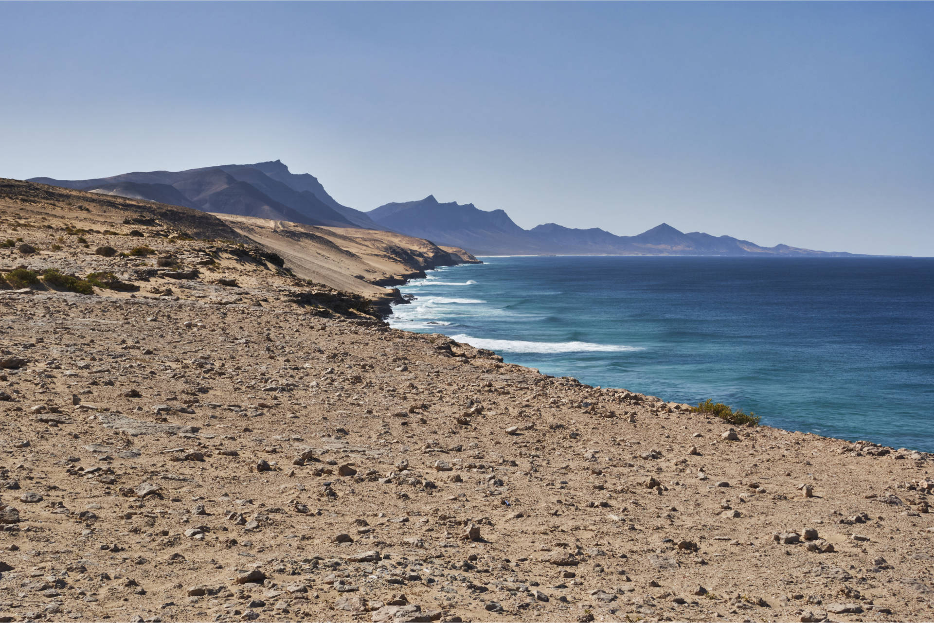 Von Agua Liques über sandige Piste entlang der Klippen nach Südwesten zur Sanddüne Agua Tres Piedras.