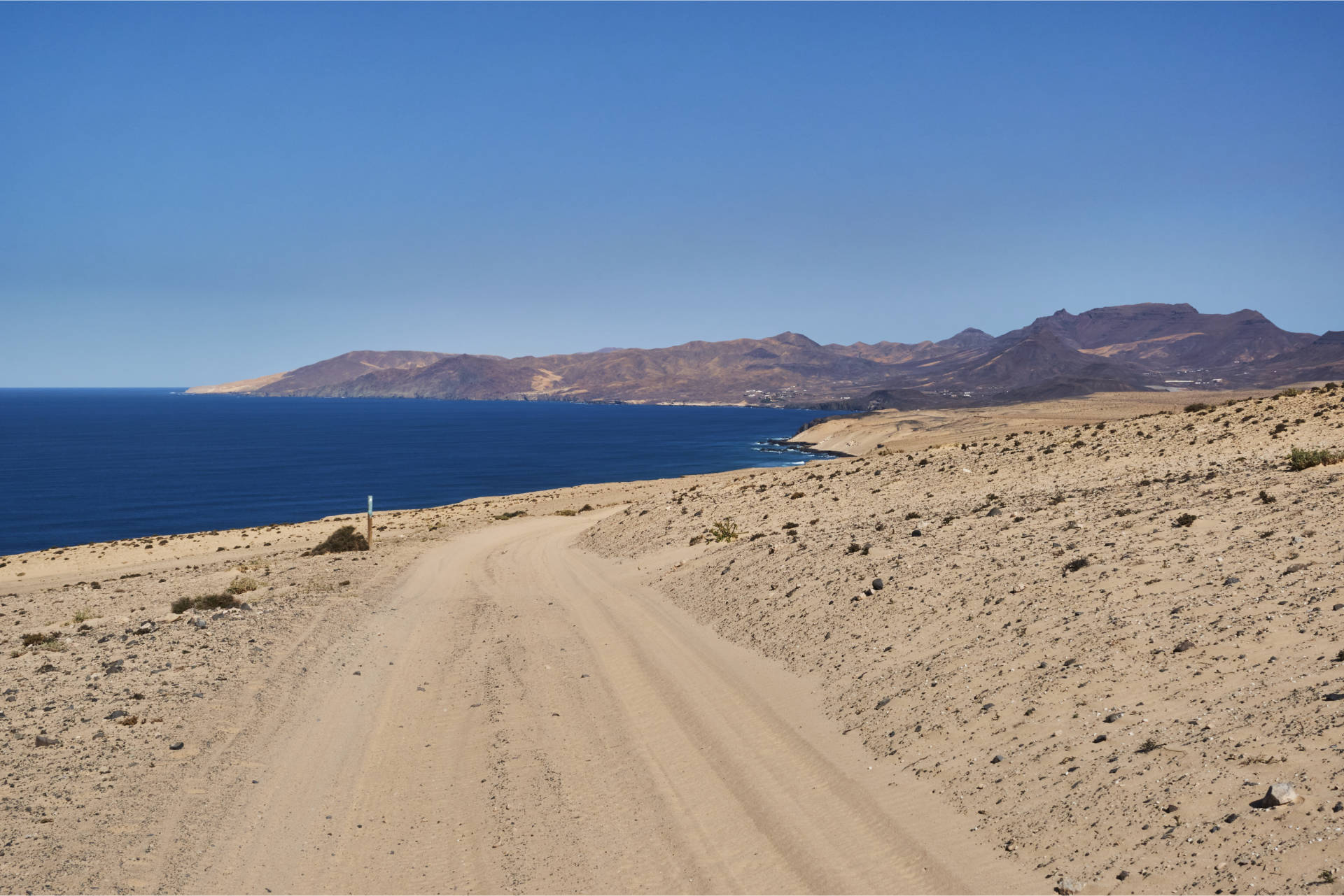 Von Agua Tres Piedras über sandige Piste entlang der Klippen nach Südwesten zur Sanddüne Manantial de Agua Oveja.