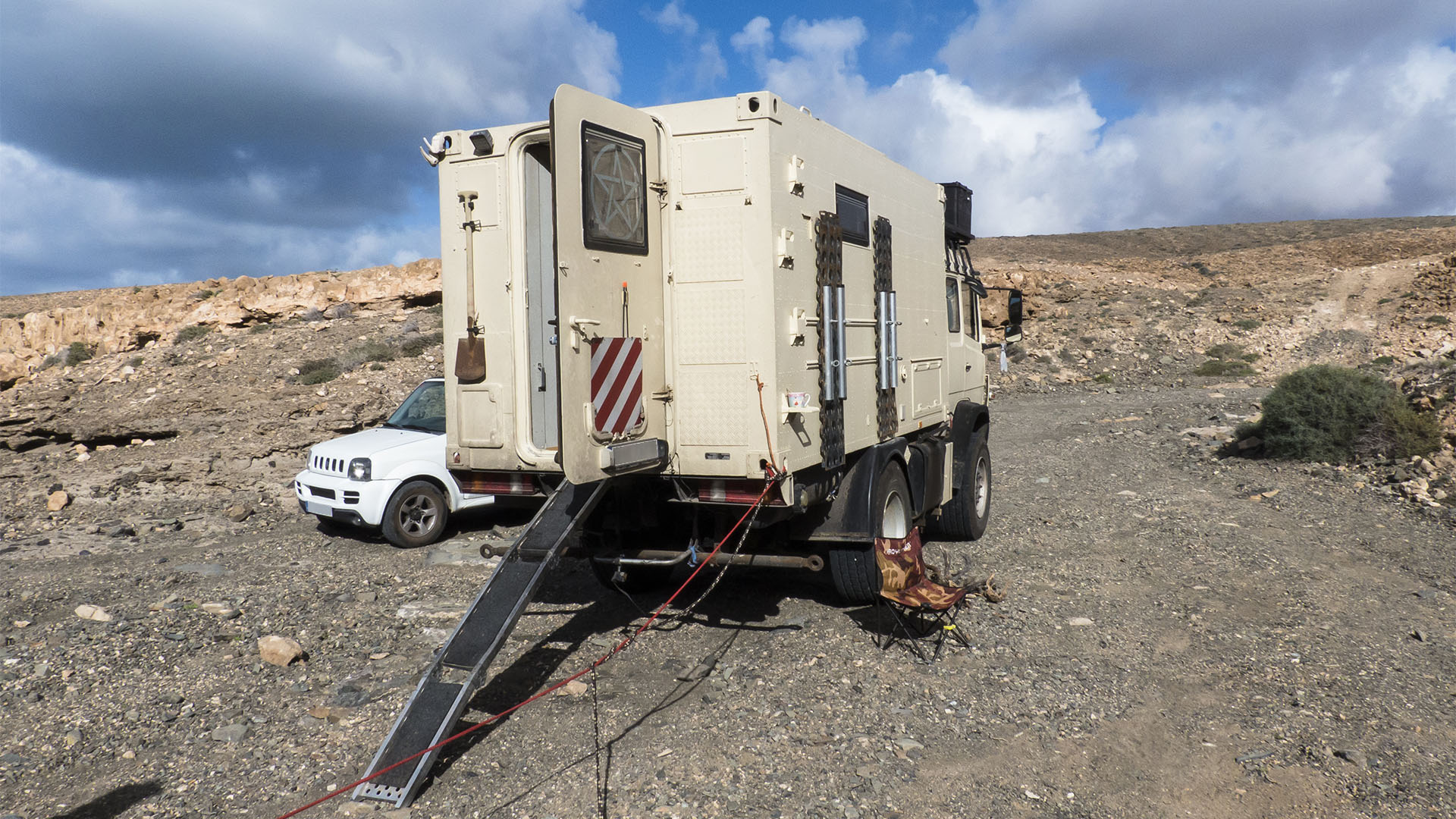 Offroad Camper Truck an der Küste de Valle de Santa Inés.