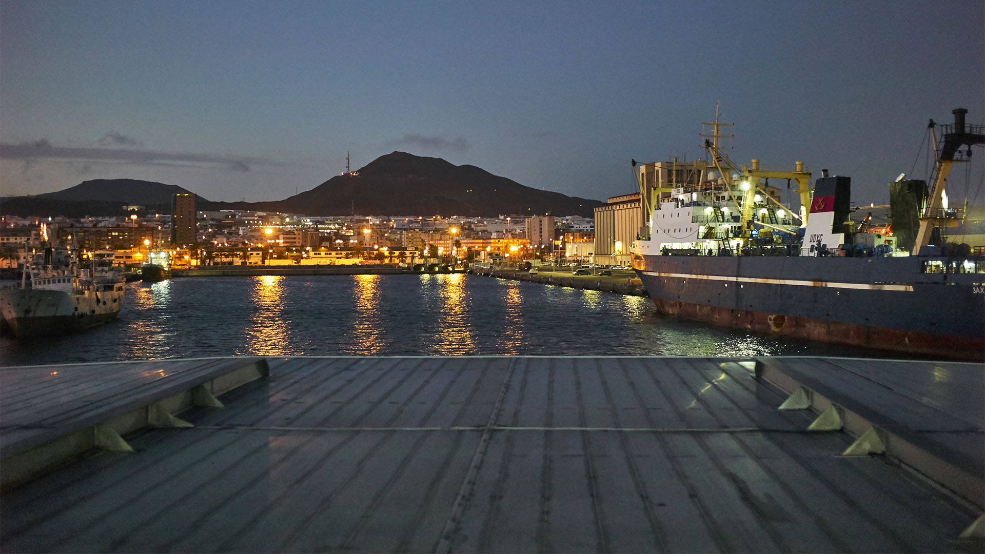 Von Puerto de la Luz Las Palmas de Gran Canaria auslaufen in den Sonnenuntergang.