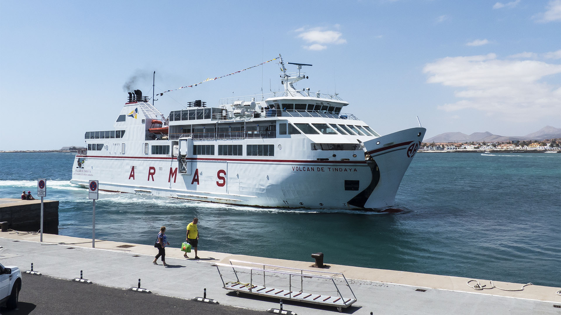 Einlaufen der Naviera Armas Fähre in Corralejo Fuerteventura.