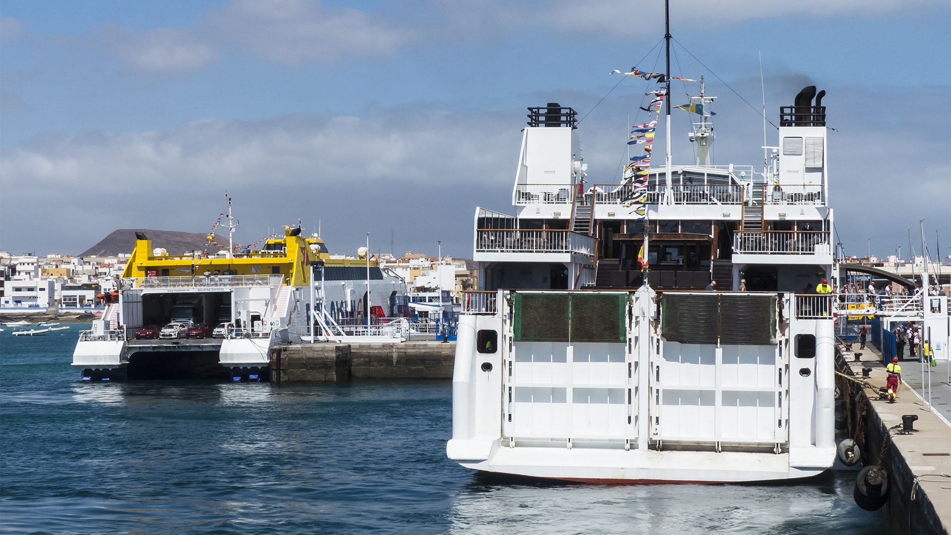 Die Fred.Olsen und Naviera Armas Fähre in Corralejo Fuerteventura.