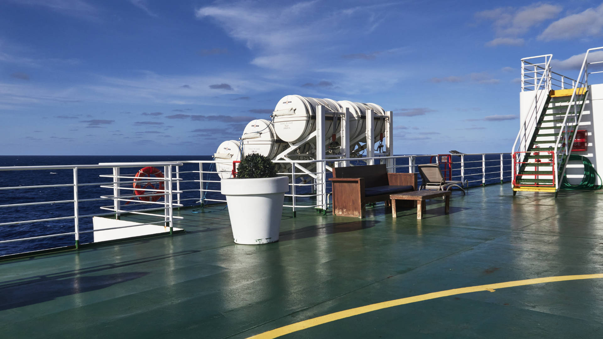 Auf dem Sonnendeck der Ciudad de Valencia Trasmediterránea.